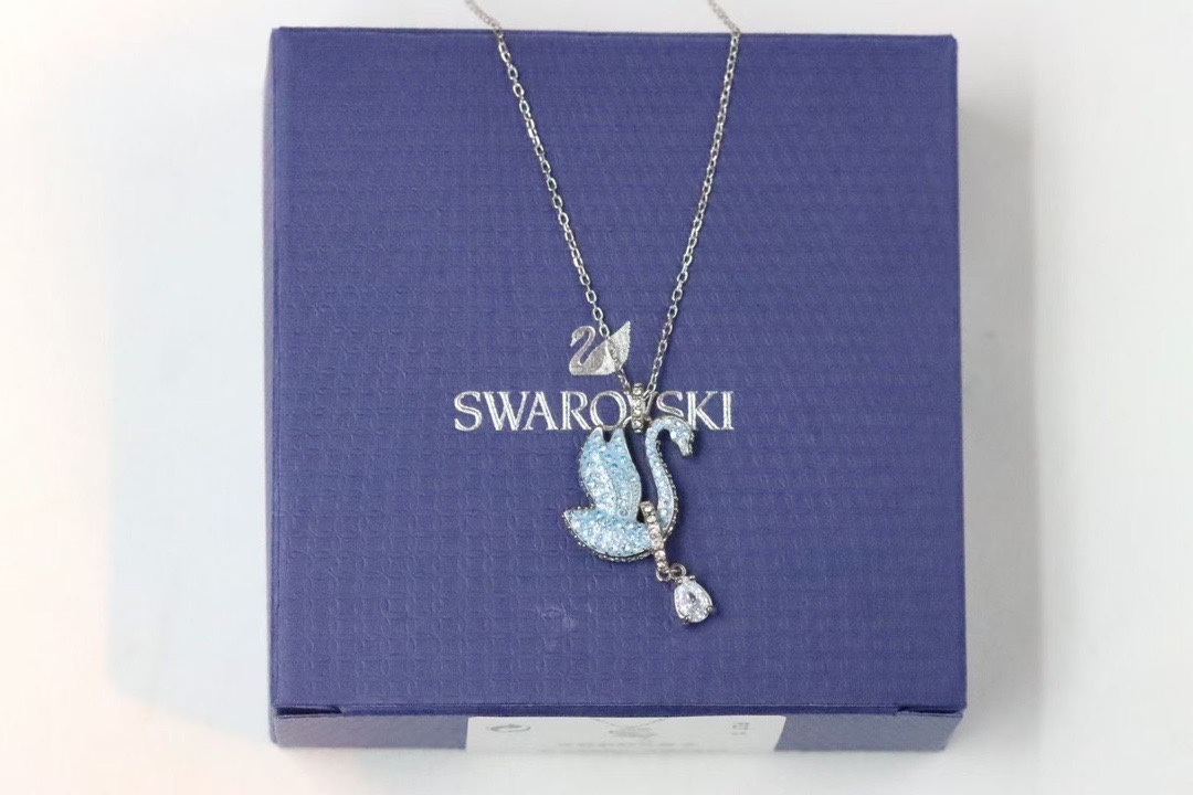  Swarovski 新款蓝天鹅水滴 锁骨项链

以夜空的神秘色彩提升您的型格。这款镀玫瑰金色luna链