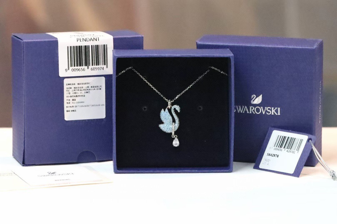  Swarovski 新款蓝天鹅水滴 锁骨项链

以夜空的神秘色彩提升您的型格。这款镀玫瑰金色luna链