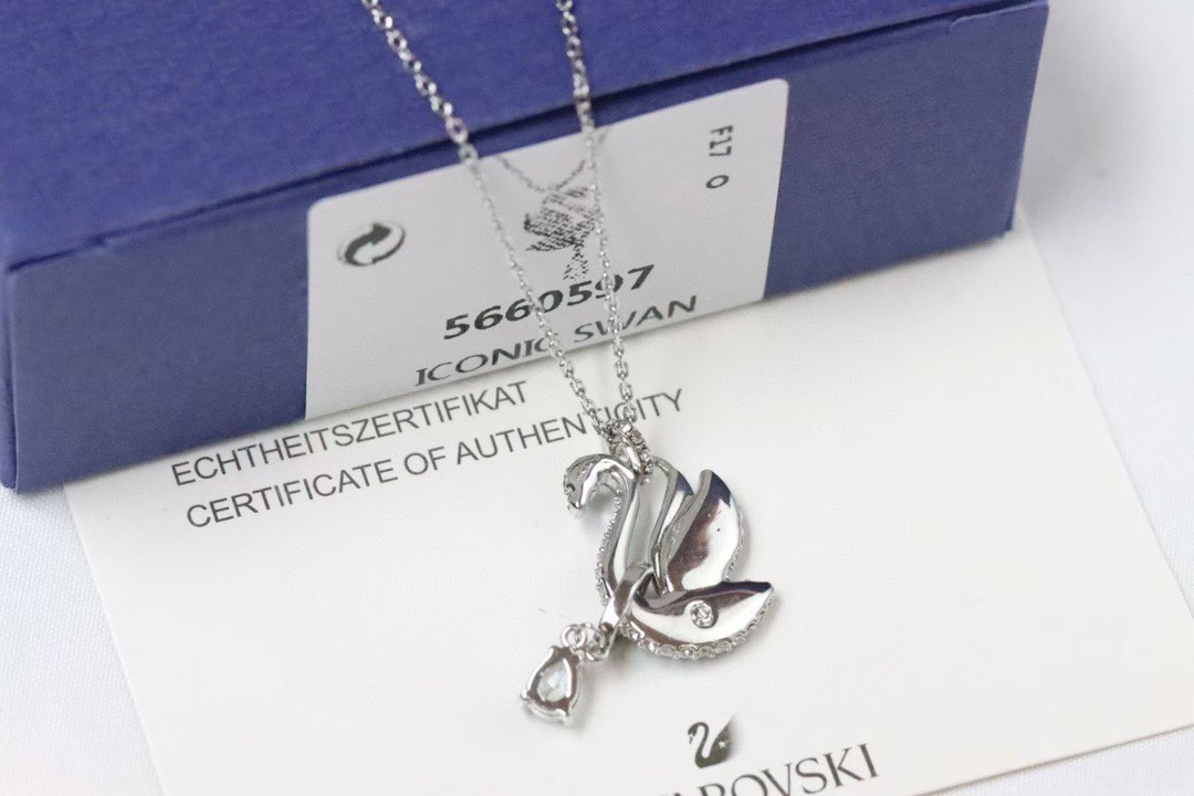 Swarovski 新款蓝天鹅水滴 锁骨项链

以夜空的神秘色彩提升您的型格。这款镀玫瑰金色luna链