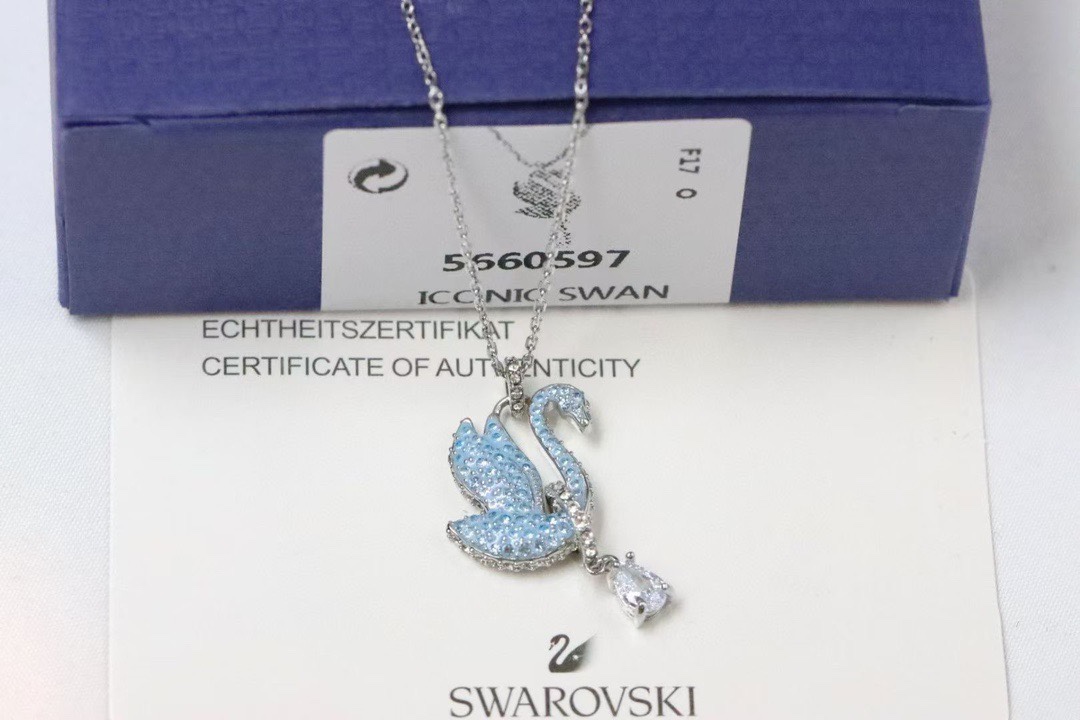  Swarovski 新款蓝天鹅水滴 锁骨项链

以夜空的神秘色彩提升您的型格。这款镀玫瑰金色luna链