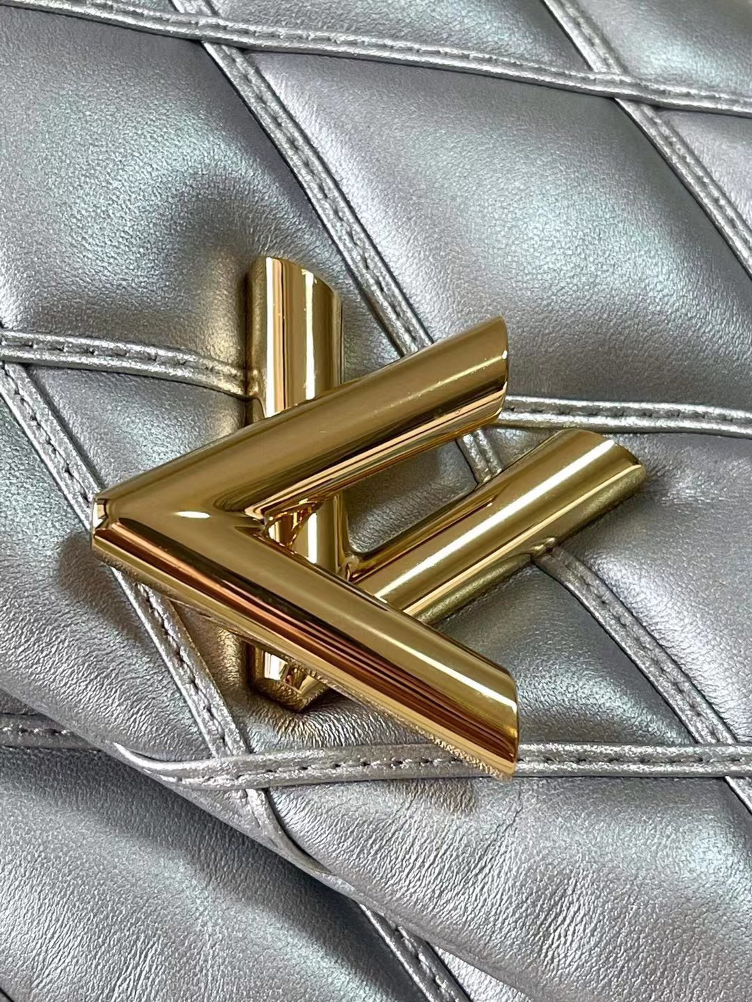 M25107银色本款G0-14中号手袋取材华美羊皮革以指缝图案致敬品牌传统行李箱设计LVTwist扭锁彰
