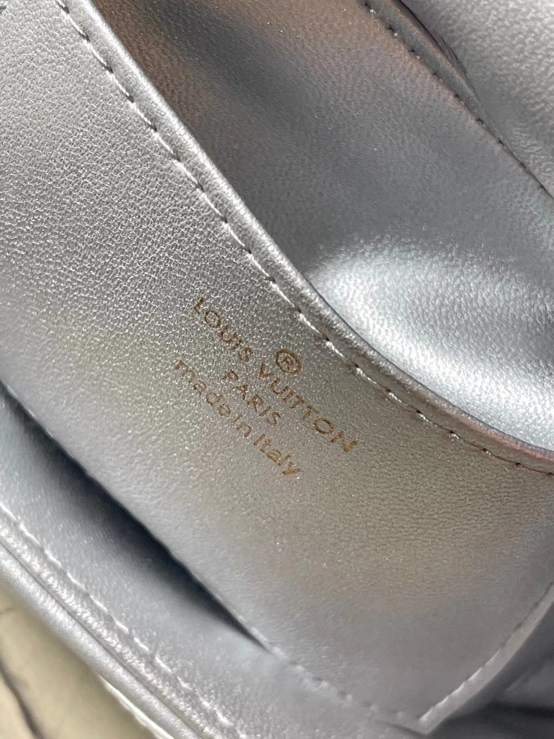 M25107银色本款G0-14中号手袋取材华美羊皮革以指缝图案致敬品牌传统行李箱设计LVTwist扭锁彰