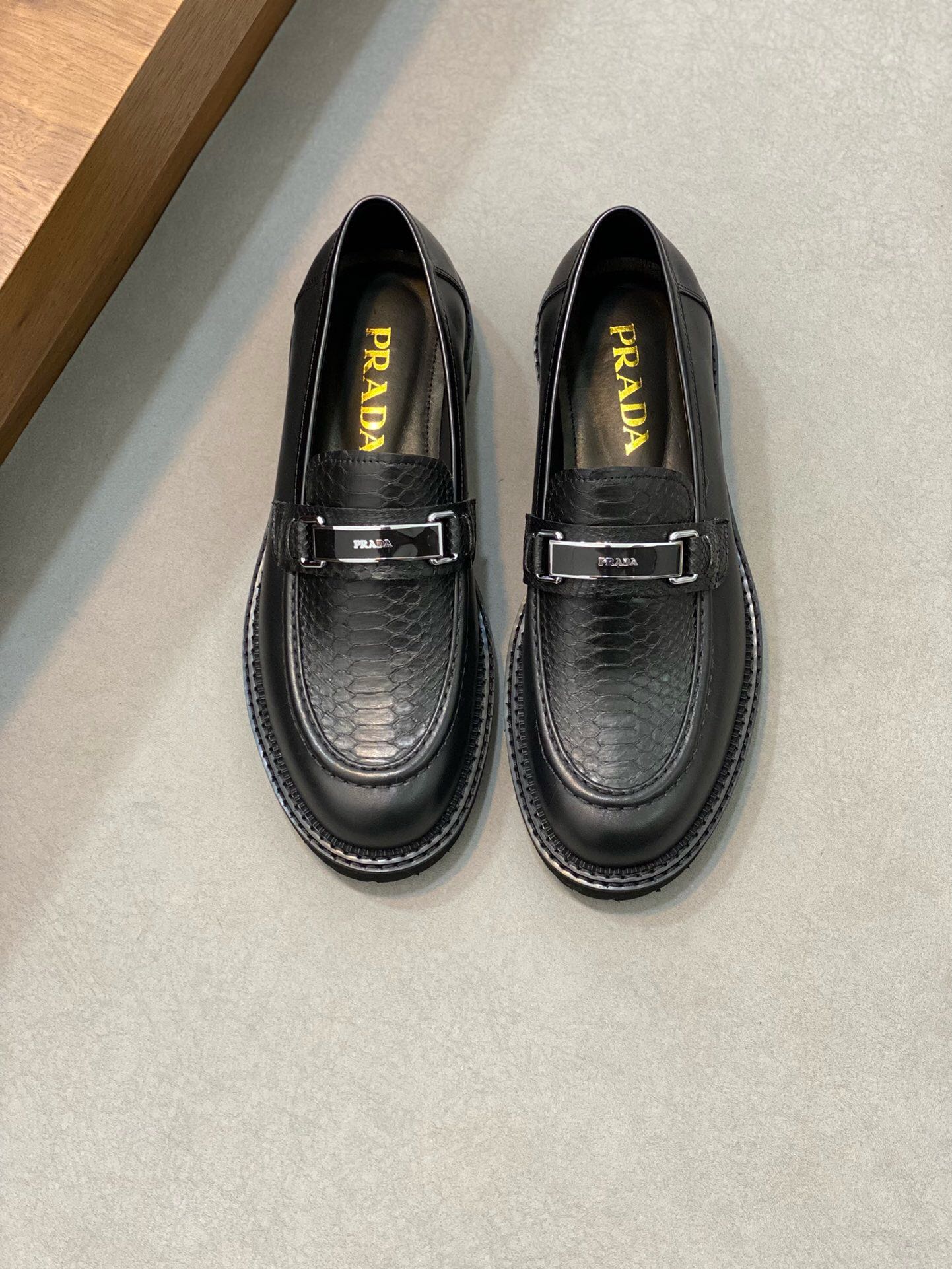 NO:216550,Brand P R A D A Color Original Color Number 39-44 Customized 38.45 Price Material Prada New Model Business Leather Shoes Super Plateau Single Quality Luxury Material Selection Upper is imported original Snakeskin Matched with cowhide   cowhide inner pure handmade for comfortable wearing experience original rubber outsole wear-resistant and non-slip, Prada, prada, cowhide, snakeskin19860909品牌P R A D A 颜色原版配色 码数39-44定做38.45 价格 材质普拉达新款 商务皮鞋超高原单品质奢华选材鞋面采用进口原版 蛇皮 搭配牛皮 牛皮内里纯手工打造只为舒适的穿着体验原版橡胶大底 耐磨防滑,普拉达,prada,cowhide,snakeskin,Men's shoes