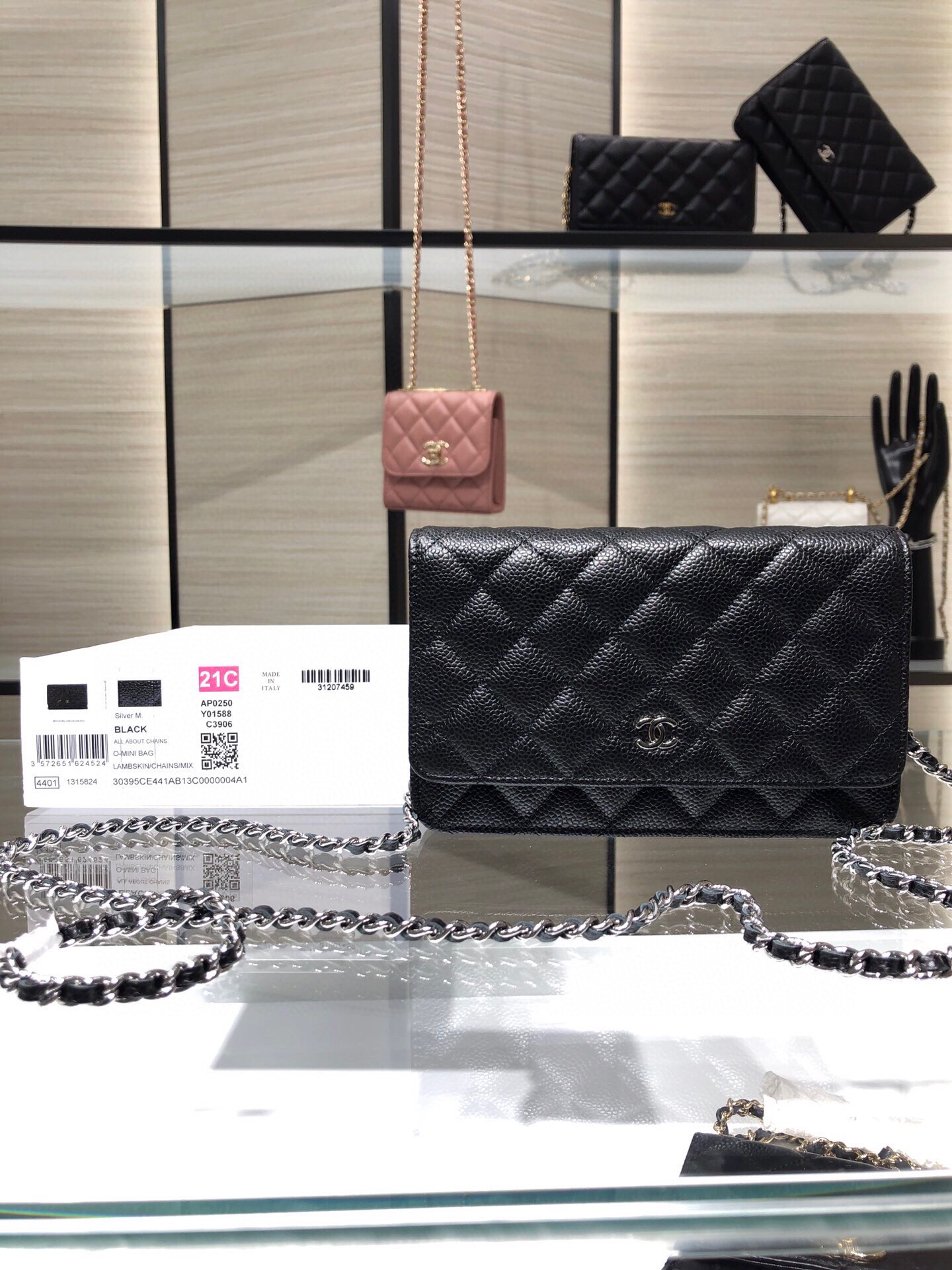 NO:177704,Authentic Ohanel, new version of Woc fortune bag, the exclusive highest version in the city uses original caviar. Customized all-steel hardware chain is very weighty and practical. The upper body is also beautiful. The size is 19*13cm, AY, CHANEL, chanel19860909正品级 Ohanel,新版woc发财包,全市面独家最高版本采用原厂鱼子酱 定制全钢五金链条是很有分量的,很实用的小包,上身也漂亮,尺寸19*13cm,AY,CHANEL,chanel,Bag