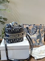Dior Handbags Cosmetic Bags Wholesale 2023 Replica
 Black Embroidery Canvas Vintage
