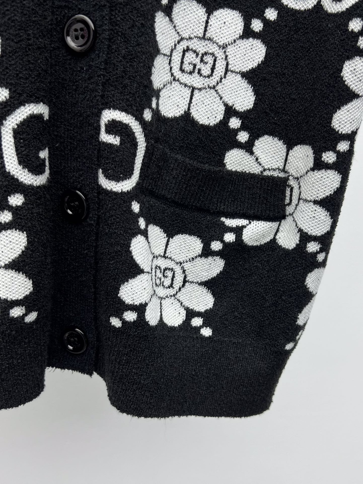 Gucc*花朵提花针织套装getit限定系列短款polo开衫半身裙黑色和白色GG花朵棉布提花由艺术家ha
