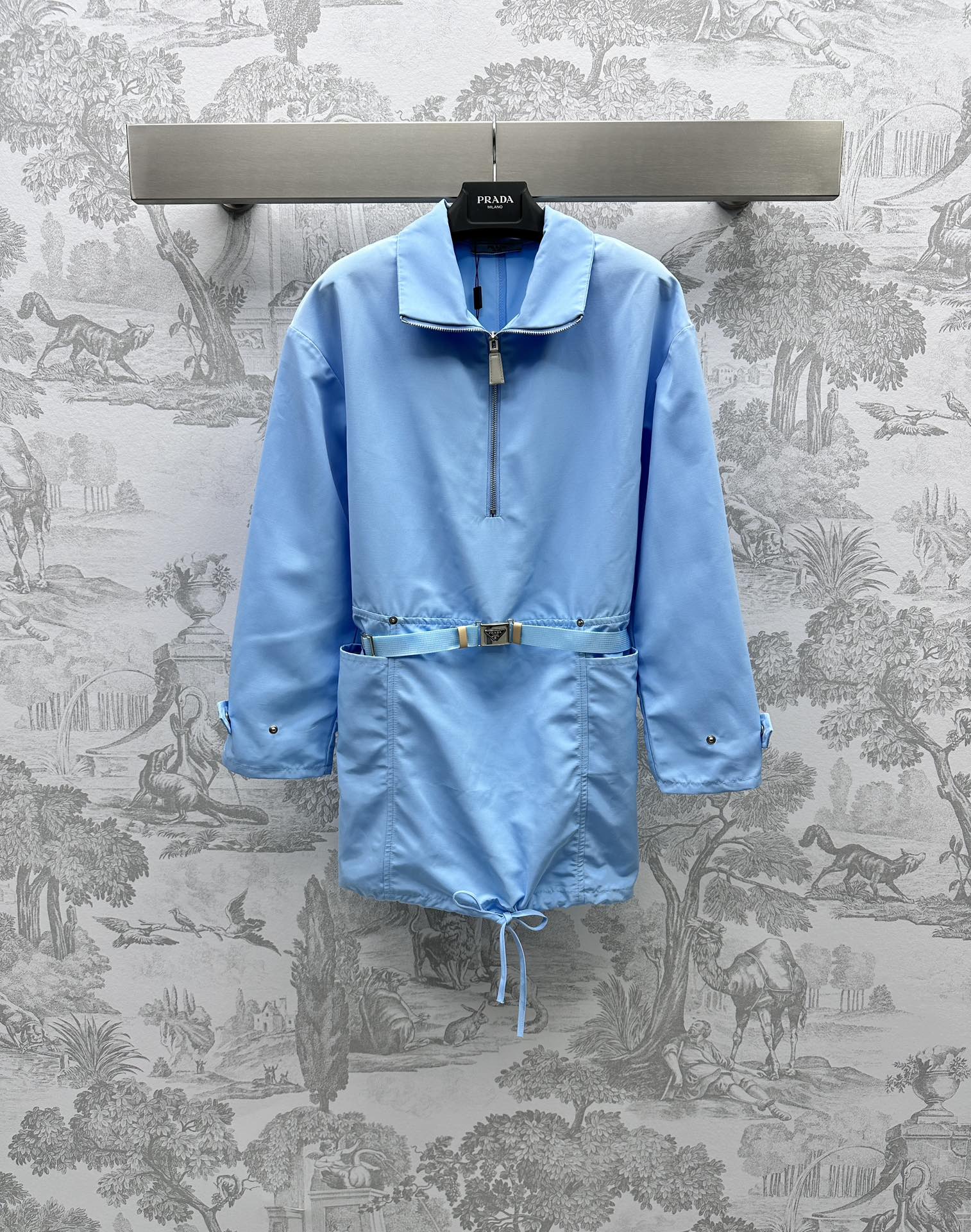 NO:696603,Prad* new product launch belt sun protection jacket customized YB imported nylon material, crisp texture, light and sun protection, decorated with triangle belt adjustment decoration, fashionable and western-style, surface accessories development, lapel zipper jacket, can be controlled in all seasons, suitable for daily commuting, high version 2 colors,, prada,19860909Prad*新品上架腰带防晒冲锋衣定制YB进口尼龙材质 质感挺括轻薄 防晒 饰以三角标腰带调节装饰 时髦洋气 面辅料开发 翻领拉链冲锋衣 四季皆可驾驭 日常通勤都   高版本2色,,prada,,Women's clothing