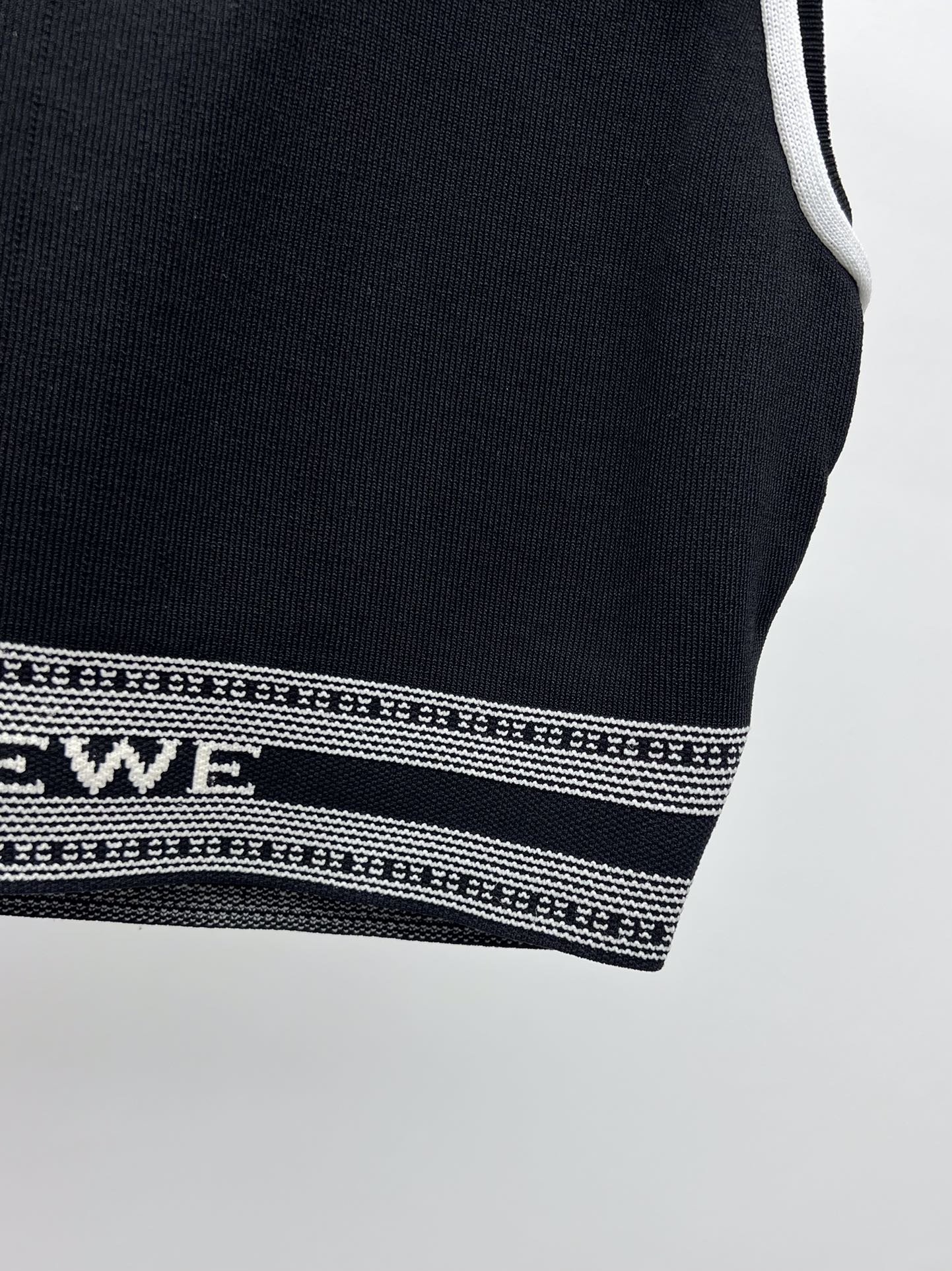 Loew*字母logo背心上衣采用轻质紧凑粘胶纤维针织面料制成短款修身版型LOEWE提花松紧带边缘饰有对