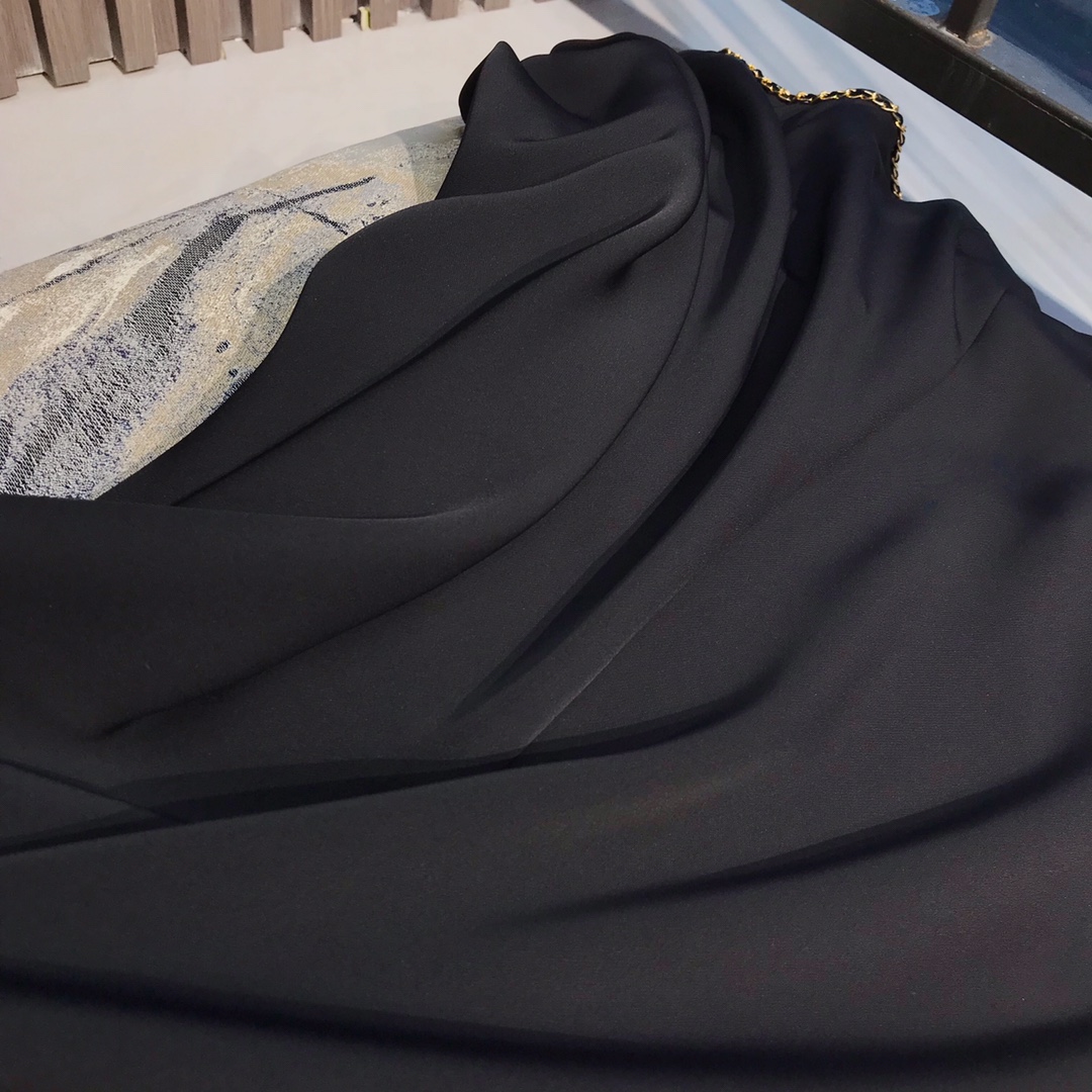 面料为日本三菱三醋酸纤维与聚酯纤维混纺，具有良好的透气性，悬垂性且回弹性好，可保证裙子久穿不易变形。