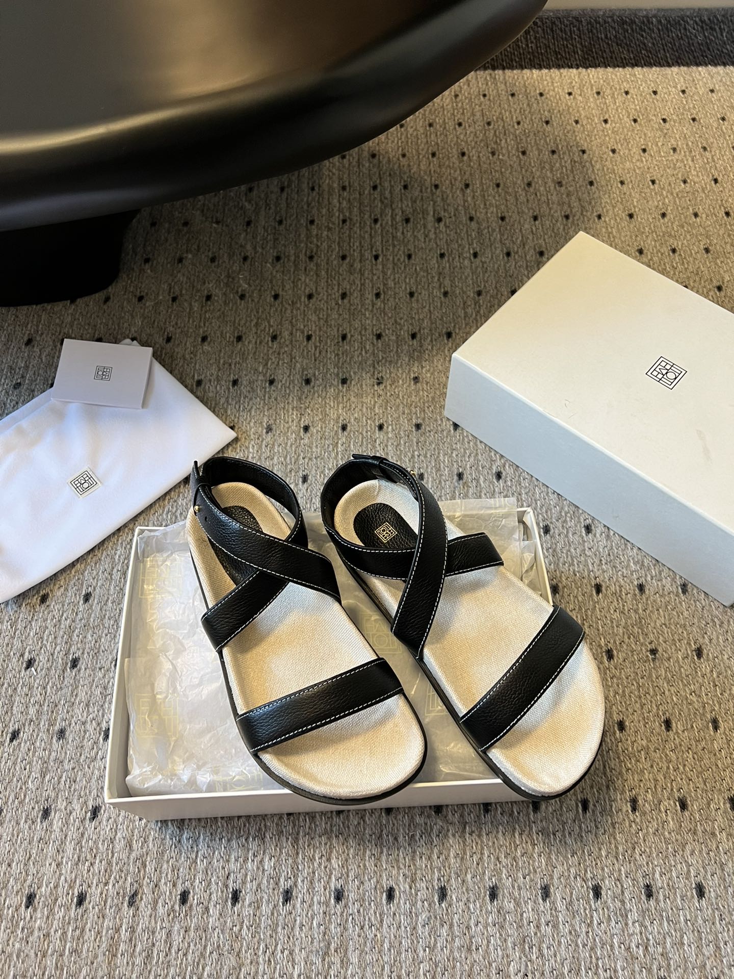 代购级
Toteme 小众潮牌fw 春夏亚麻拼接沙滩凉鞋

优美的图腾编织设计、固定十分合脚、夏天最舒服