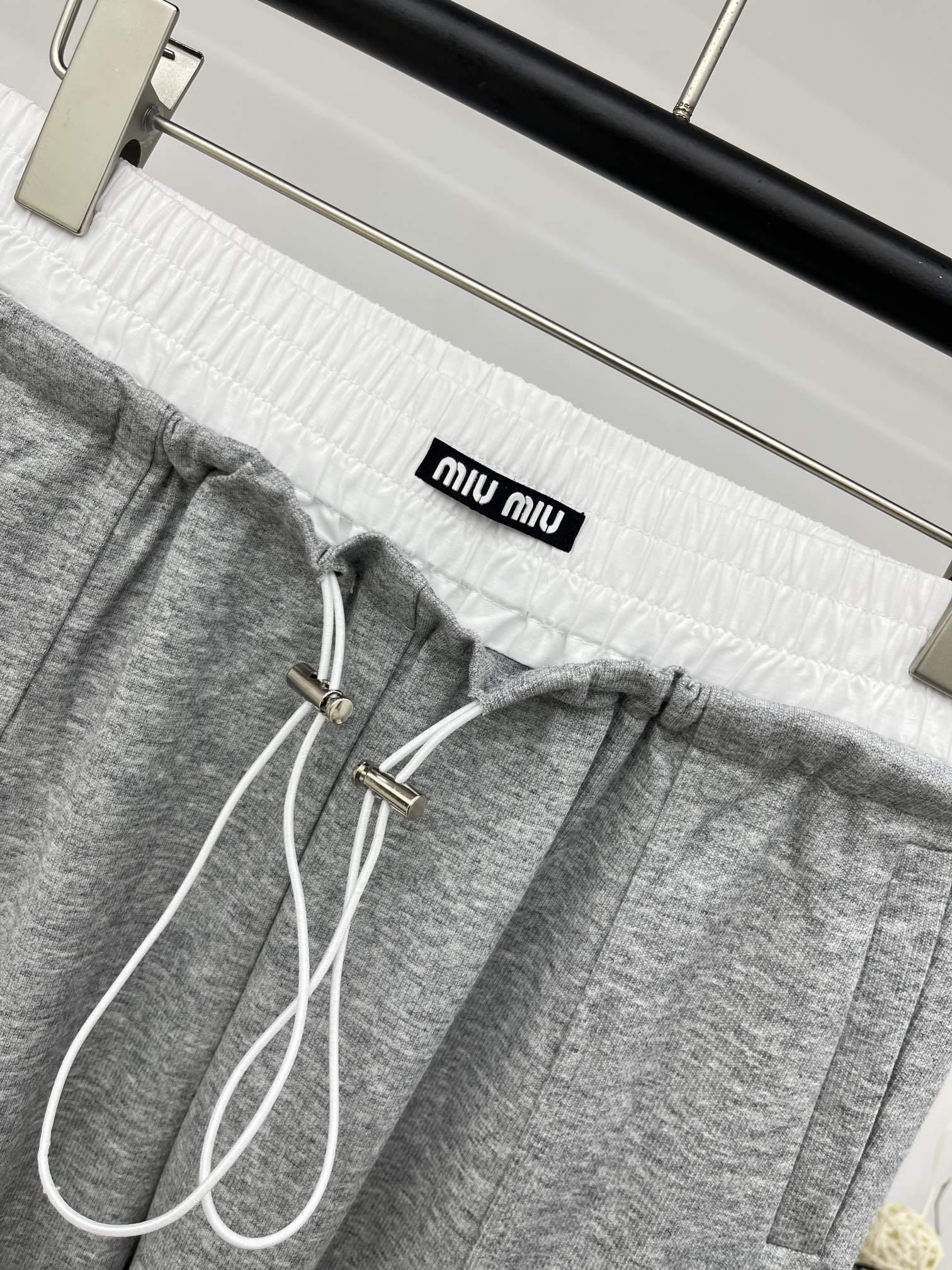 4/爆款现货原单品质Miu2024新款双腰头休闲裤最新单品极具设计感的一款百搭休闲裤最新撞色字母腰头大长
