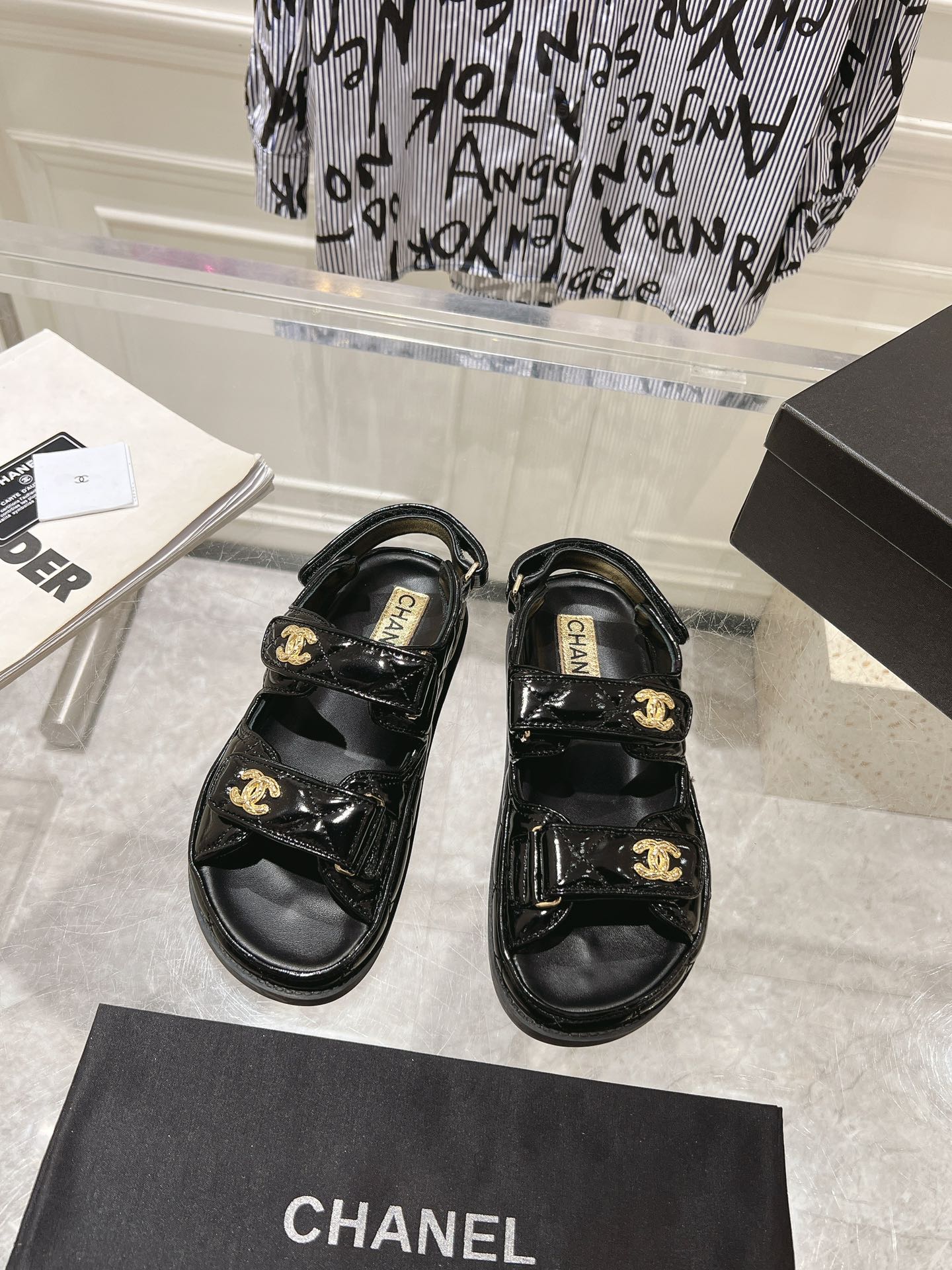 Magasin de vente points vente
 Chanel Chaussures Sandales Cuir verni Peau mouton Série printemps