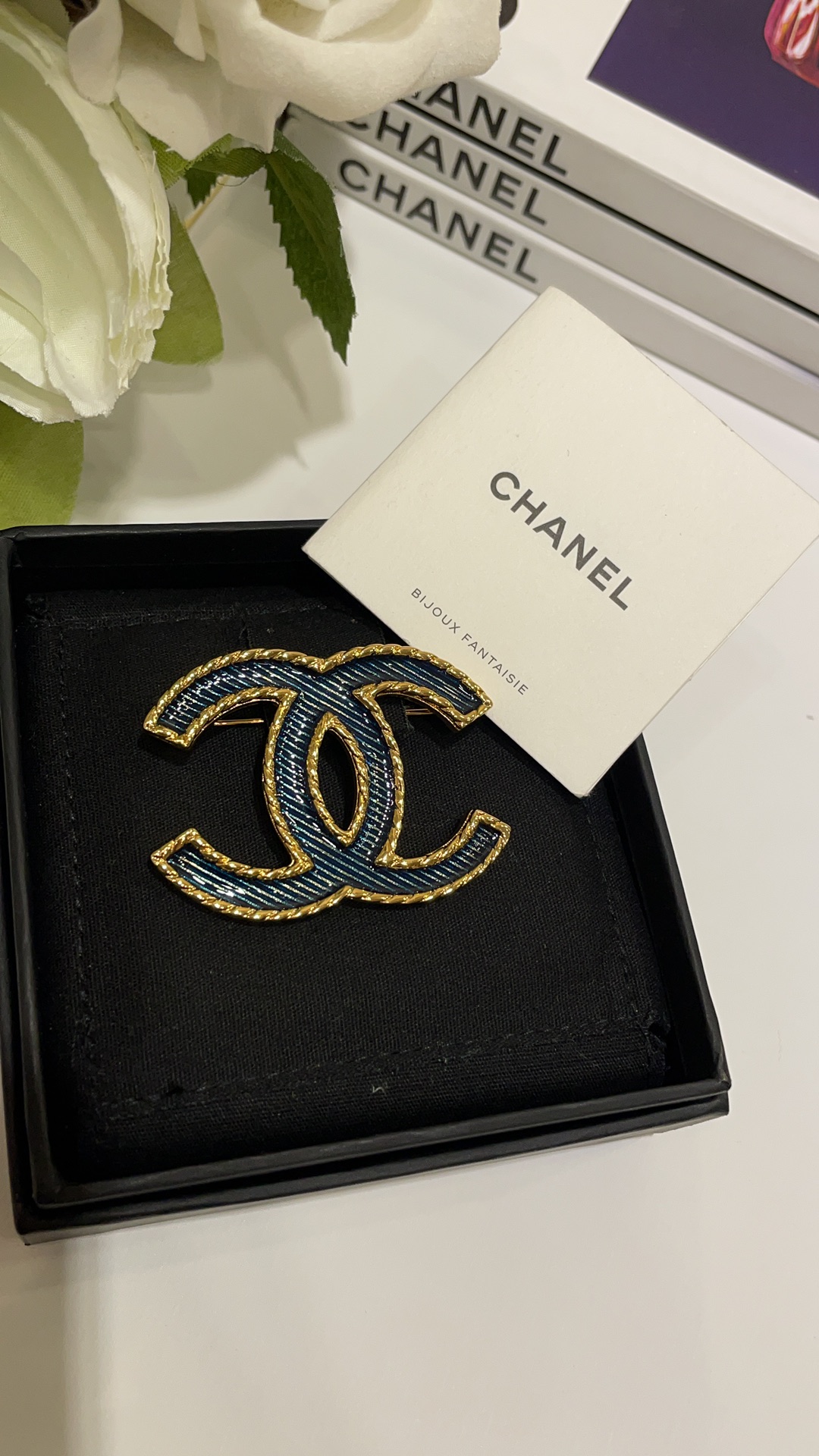 NO:856873,88180 Today's new products 24 new retro gold denim pattern double C brooch Classic cc this season's super hot denim denim blue Retro vintage texture is full of beauty and rustle The brooch is high-end and versatile all year round Can be worn by both men and women z consistent brass material, brooch, breastpin, Cartier high-end jewelry1986090988180 今日新品 24新款复古金色牛仔花纹双C胸针 经典cc本季超火的丹宁牛仔蓝 复古vintage质感满满 又美又飒 胸针一年四季高级百搭 男女都可佩戴 z一致黄铜材质,,brooch，breastpin,卡迪亚高端饰品,Jewelry