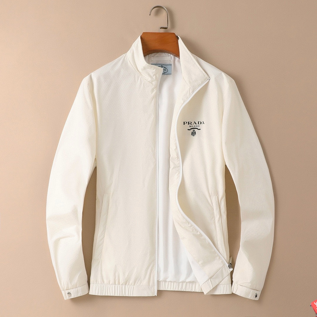 NO:115934,Prad, a heavy recommendation, a new stand-up collar jacket for spring and summer counters in 2025. It uses original customized thin material, soft and comfortable, and has good breathability. It has elastic design, and is lean and simple. The brand letter printing on the chest is simple and elegant, and the brand letter auxiliary zipper is extremely perfect. Color black, off-white Size M-3XL (48-56 sizes) 178 140 catties wear L, maximum wear 190 catties, prada, jackets & coats, alexander wang19860909Prad普啦达 重磅推荐 2025春夏专柜新品立领夹克.选用原版定制轻薄材质,柔软舒适 透气性良好.带弹力设计,精干简约.胸口品牌字母印花,简约大方,品牌字母辅料拉链,细节极致完美. 颜色黑色 米白色 尺码M-3XL（48-56码）178 140斤穿L,最大穿190斤,,prada,jackets & coats,alexander wang,Men's clothing