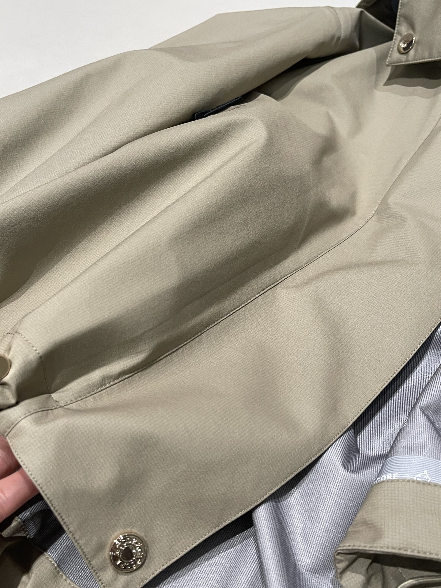 TAKIHYO三层复合环保纱锦纶面料是一种具有环保特性的面料，透气舒适