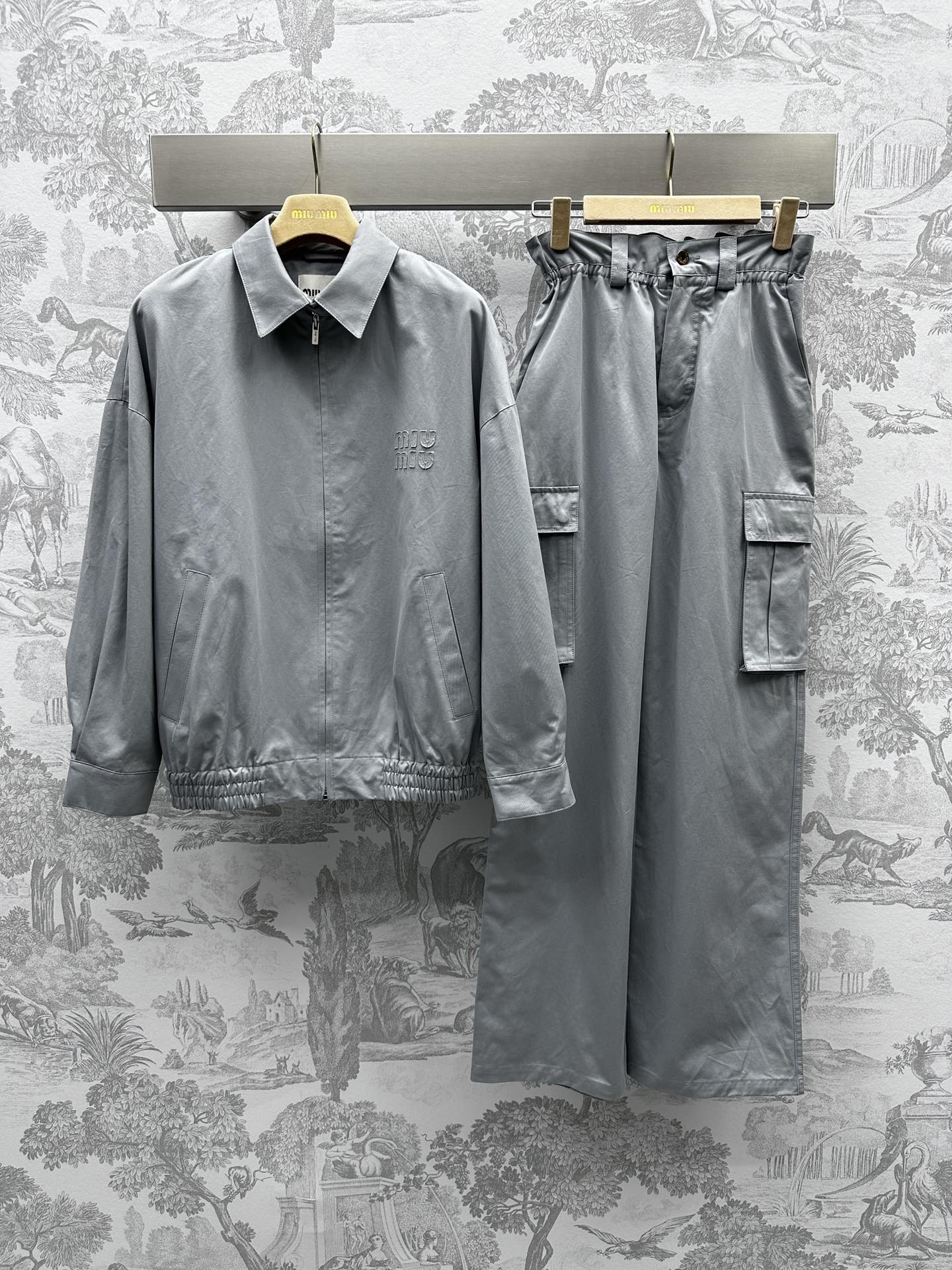 NO:696599,Miumi* new arrivals jacket work trousers suit customized YB imported material, crisp and stylish texture, letter stamps decorated on the chest, simple and bright, trousers continue the classic flower bud waist design, embellished work pockets on both sides, establishing brand design elements, surface accessories development, lapel zipper jacket, paired with high-waisted straight trousers, complete upper body, casual and fashionable, suitable for both men and women, high version 2 colors,,miumiu,jackets & coats,jackets & coats,19860909Miumi*新品上架夹克工装长裤套装定制YB进口材质 质感挺括有型 字母章仔装饰胸前 简约中有亮点 长裤延续经典花苞腰头设计 两侧工装口袋点缀 奠定品牌设计元素 面辅料开发 翻领拉链夹克外套 搭配高腰直筒长裤 成套上身 休闲时髦 男女均可驾驭  高版本2色,,miumiu,jackets & coats,jackets & coats,,Women's clothing