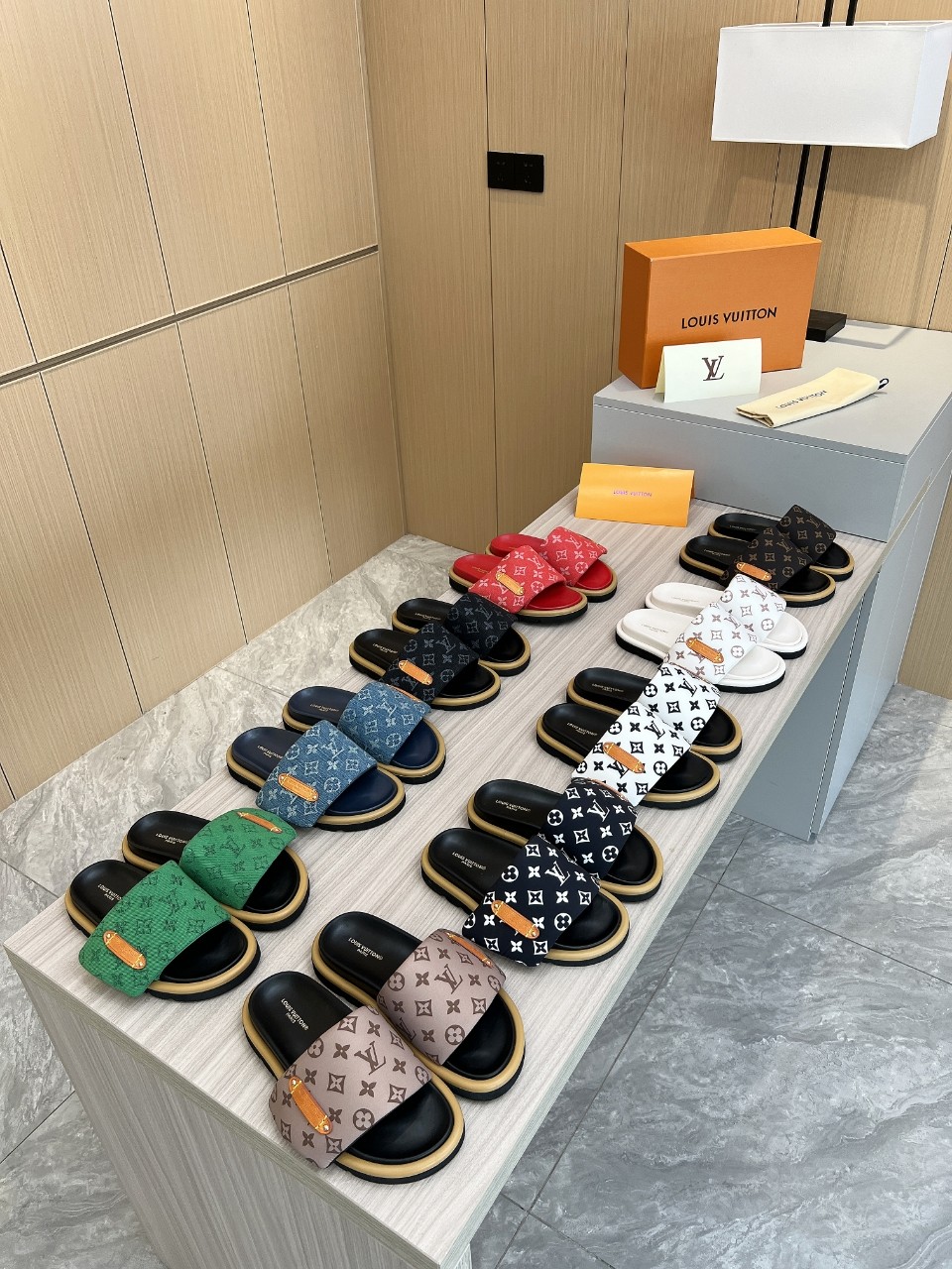 NO:266479,LOUIS VUITTON | Louis Vuitton The latest hot Velcro series in spring and summer... Couple thick-soled slippers Purchase grade rare products are available ━━━━━━━━━━━━━━━━━━━━━━━━━━━━━━━━━━━━━━━━━━━━━━━━━━━━━━━━━━━━━━━━━━━━━━━━━━━━━━━━━━━━━━━━━━━━━━━━━━━━━━━━━━━━━━─ LV imported 5D printed floral fabric, cowhide, original molded and outsole shoe size: 35-45 Sole height 4.5cm Original full set of gift box packaging, slippers, louis vuitton, louis vuitton, louis vuitton, slippers, cowhide19860909LOUIS VUITTON | 路易威登 春夏最新爆款魔术贴系列……情侣款厚底拖鞋 代购级别稀品上新━━━━━ t ━━━━━ 鞋面LV进口5D打印花布,牛皮内里 大底原版开模大底 鞋码: 35-45 底高4.5cm 原版全套礼盒包装,拖鞋,louis vuitton,louis vuitton,louis vuitton,slippers,cowhide,Women's Shoes