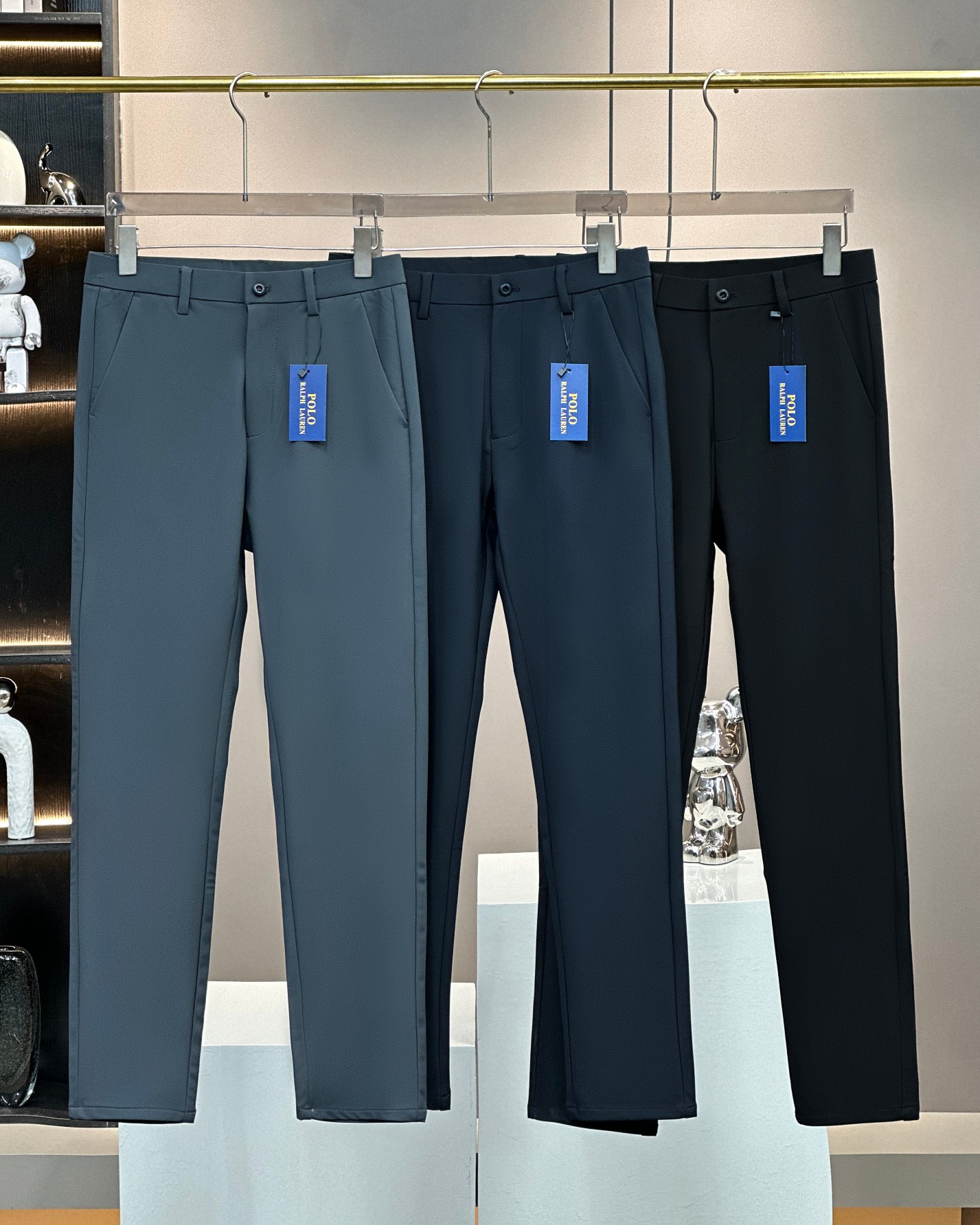 💰140包邮
Ralph Lauren 拉夫劳伦男士小马标休闲商务牛奶丝加厚长裤百搭西裤
2024年新款，能完美hold住商务工作与派对休闲的裤子，西裤绝对算一种，裁剪得体的长裤不仅以一种简单的方式来低调秀出你的时尚水准，在任何场合都不失礼仪，同时裤腿也能帮助你面对燥热的天气，黑色的裤子是衣柜的主流，春秋季最必要的投资就是高品质的西裤，略微裁剪有型的下摆和超薄轮廓完美结合，大方得体，无论你在哪里，或者你在忙什么，商务场合或者聚会派对，搭配普通的T恤或者白衬衫都非常不错。搭配无压力 休闲推荐你们多入几条！柔软细腻亲肤！品质精良，做工精细，版型简约大方完美品 
颜色：黑色 藏青 灰色 
尺码：30-40