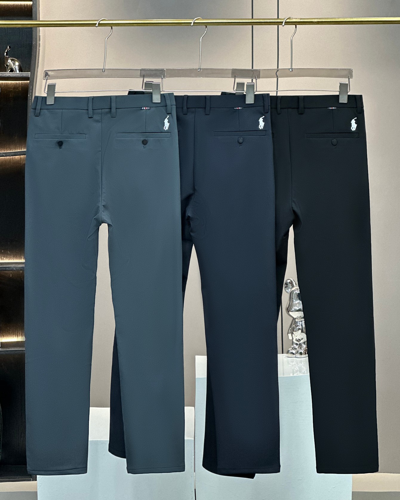 💰140包邮
Ralph Lauren 拉夫劳伦男士小马标休闲商务牛奶丝加厚长裤百搭西裤
2024年新款，能完美hold住商务工作与派对休闲的裤子，西裤绝对算一种，裁剪得体的长裤不仅以一种简单的方式来低调秀出你的时尚水准，在任何场合都不失礼仪，同时裤腿也能帮助你面对燥热的天气，黑色的裤子是衣柜的主流，春秋季最必要的投资就是高品质的西裤，略微裁剪有型的下摆和超薄轮廓完美结合，大方得体，无论你在哪里，或者你在忙什么，商务场合或者聚会派对，搭配普通的T恤或者白衬衫都非常不错。搭配无压力 休闲推荐你们多入几条！柔软细腻亲肤！品质精良，做工精细，版型简约大方完美品 
颜色：黑色 藏青 灰色 
尺码：30-40