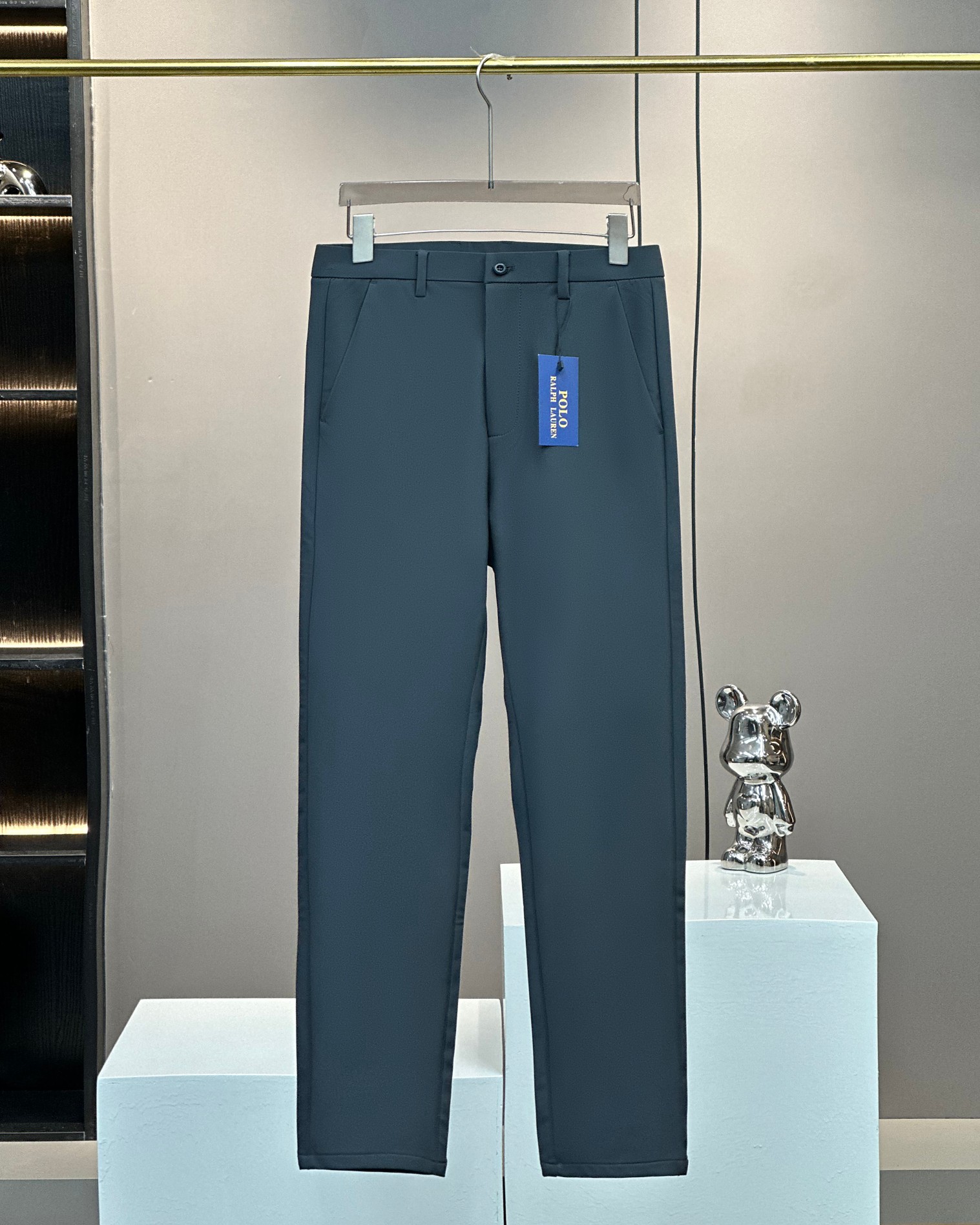 💰140包邮
Ralph Lauren 拉夫劳伦男士小马标休闲商务牛奶丝加厚长裤百搭西裤
2024年新款，能完美hold住商务工作与派对休闲的裤子，西裤绝对算一种，裁剪得体的长裤不仅以一种简单的方式来低调秀出你的时尚水准，在任何场合都不失礼仪，同时裤腿也能帮助你面对燥热的天气，黑色的裤子是衣柜的主流，春秋季最必要的投资就是高品质的西裤，略微裁剪有型的下摆和超薄轮廓完美结合，大方得体，无论你在哪里，或者你在忙什么，商务场合或者聚会派对，搭配普通的T恤或者白衬衫都非常不错。搭配无压力 休闲推荐你们多入几条！柔软细腻亲肤！品质精良，做工精细，版型简约大方完美品 
颜色：黑色 藏青 灰色 
尺码：30-40