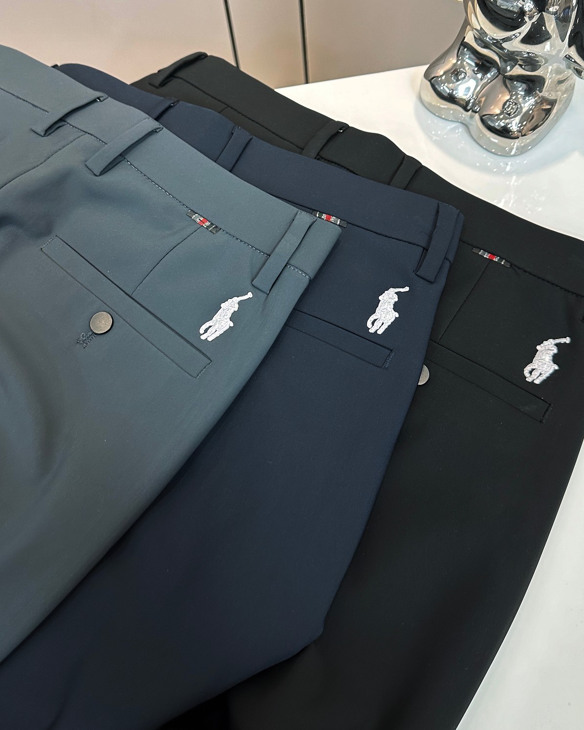 💰140包邮
Ralph Lauren 拉夫劳伦男士小马标休闲商务牛奶丝加厚长裤百搭西裤
2024年新款，能完美hold住商务工作与派对休闲的裤子，西裤绝对算一种，裁剪得体的长裤不仅以一种简单的方式来低调秀出你的时尚水准，在任何场合都不失礼仪，同时裤腿也能帮助你面对燥热的天气，黑色的裤子是衣柜的主流，春秋季最必要的投资就是高品质的西裤，略微裁剪有型的下摆和超薄轮廓完美结合，大方得体，无论你在哪里，或者你在忙什么，商务场合或者聚会派对，搭配普通的T恤或者白衬衫都非常不错。搭配无压力 休闲推荐你们多入几条！柔软细腻亲肤！品质精良，做工精细，版型简约大方完美品 
颜色：黑色 藏青 灰色 
尺码：30-40