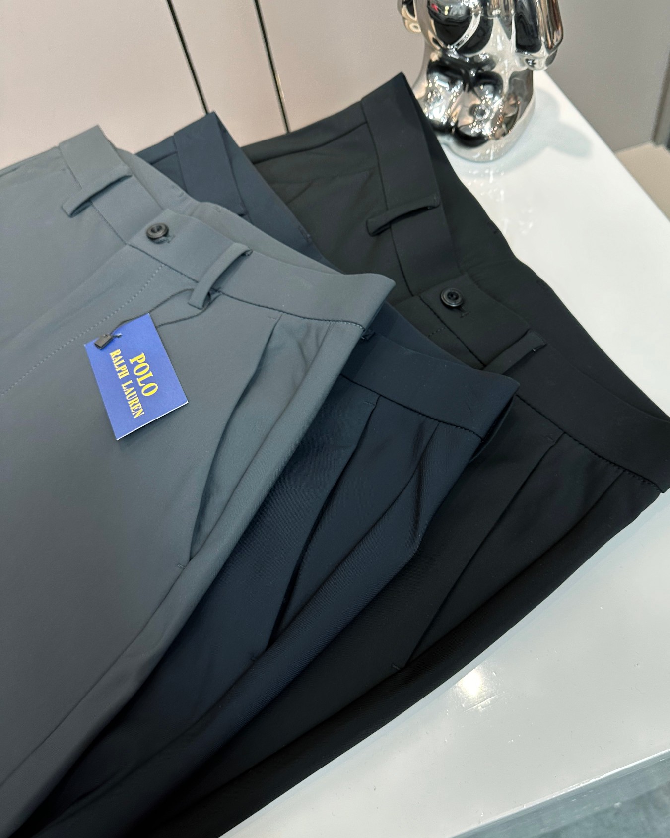 💰140包邮
Ralph Lauren 拉夫劳伦男士小马标休闲商务牛奶丝加厚长裤百搭西裤
2024年新款，能完美hold住商务工作与派对休闲的裤子，西裤绝对算一种，裁剪得体的长裤不仅以一种简单的方式来低调秀出你的时尚水准，在任何场合都不失礼仪，同时裤腿也能帮助你面对燥热的天气，黑色的裤子是衣柜的主流，春秋季最必要的投资就是高品质的西裤，略微裁剪有型的下摆和超薄轮廓完美结合，大方得体，无论你在哪里，或者你在忙什么，商务场合或者聚会派对，搭配普通的T恤或者白衬衫都非常不错。搭配无压力 休闲推荐你们多入几条！柔软细腻亲肤！品质精良，做工精细，版型简约大方完美品 
颜色：黑色 藏青 灰色 
尺码：30-40