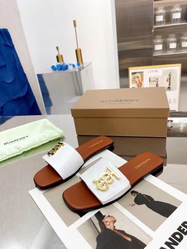 Innovative Sulfurized Slipper Line by Burberry Baballi and Baperi: Unique Soft Leather Footwear Design
