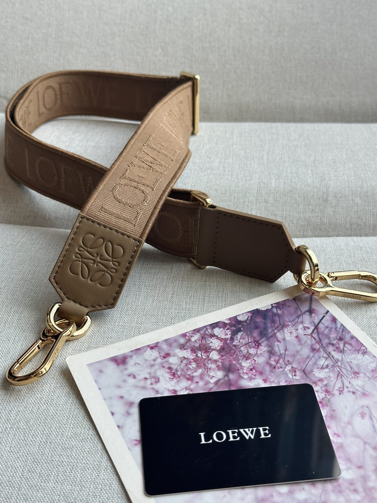 NO:179077,Anagram Jacquard Double-sided Embroidered Shoulder Strap No.1667' Spot Pearl Gray New Product Shoulder Strap Length-40mm (adjustment length), Superior Luo Yiwei, loewe19860909Anagram 提花双面刺绣肩带 No.1667' 现货 珍珠灰新品 肩带长度-40mm（调节长度）,特级罗意威,loewe,Bag