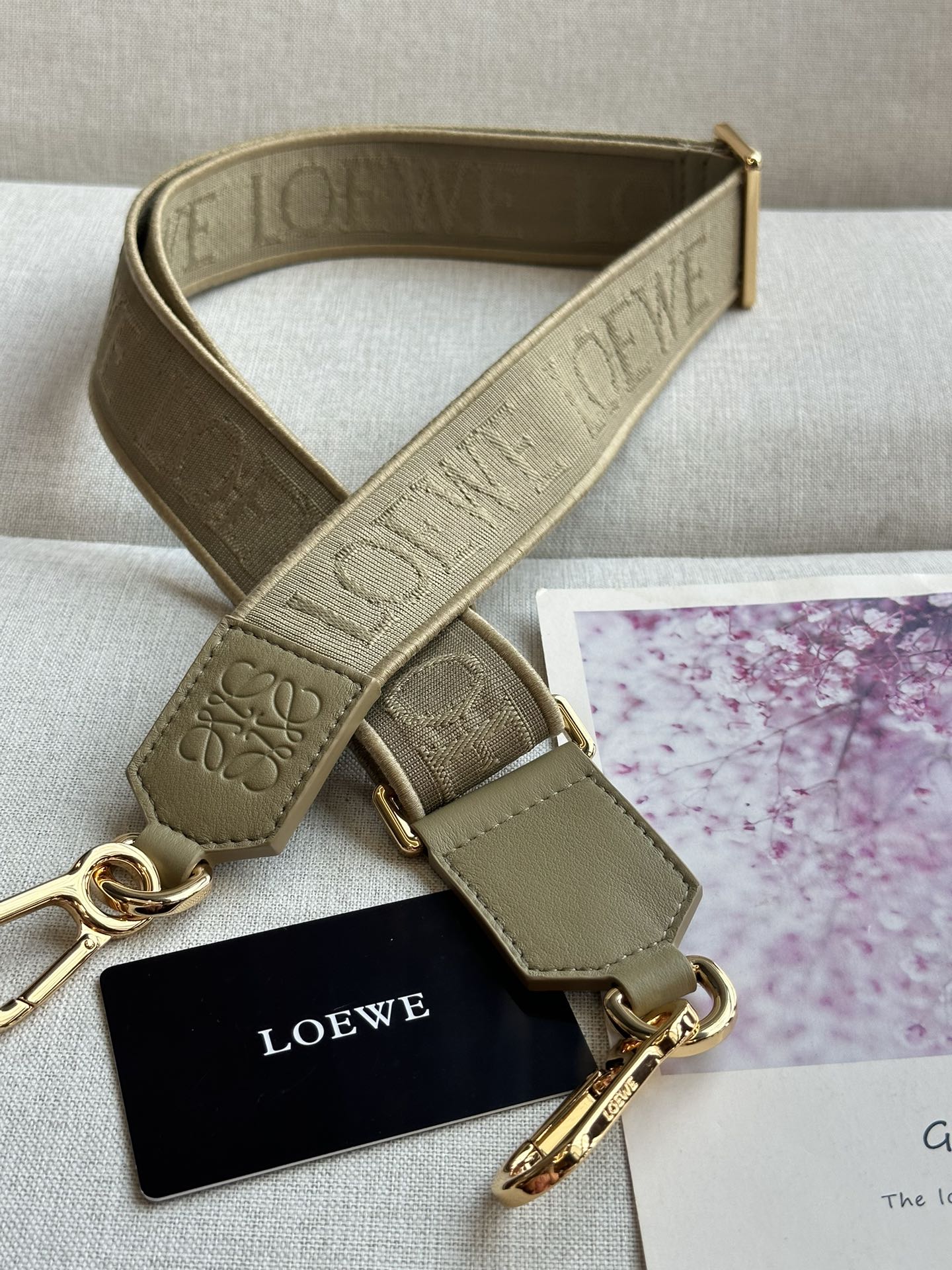 NO:179073,Anagram Jacquard double-sided embroidered shoulder strap No.1667' Spot earth green new product Shoulder strap length - 40mm (adjustment length), super grade Luo Yiwei, loewe19860909Anagram 提花双面刺绣肩带 No.1667' 现货土绿新品 肩带长度-40mm（调节长度）,特级罗意威,loewe,Bag