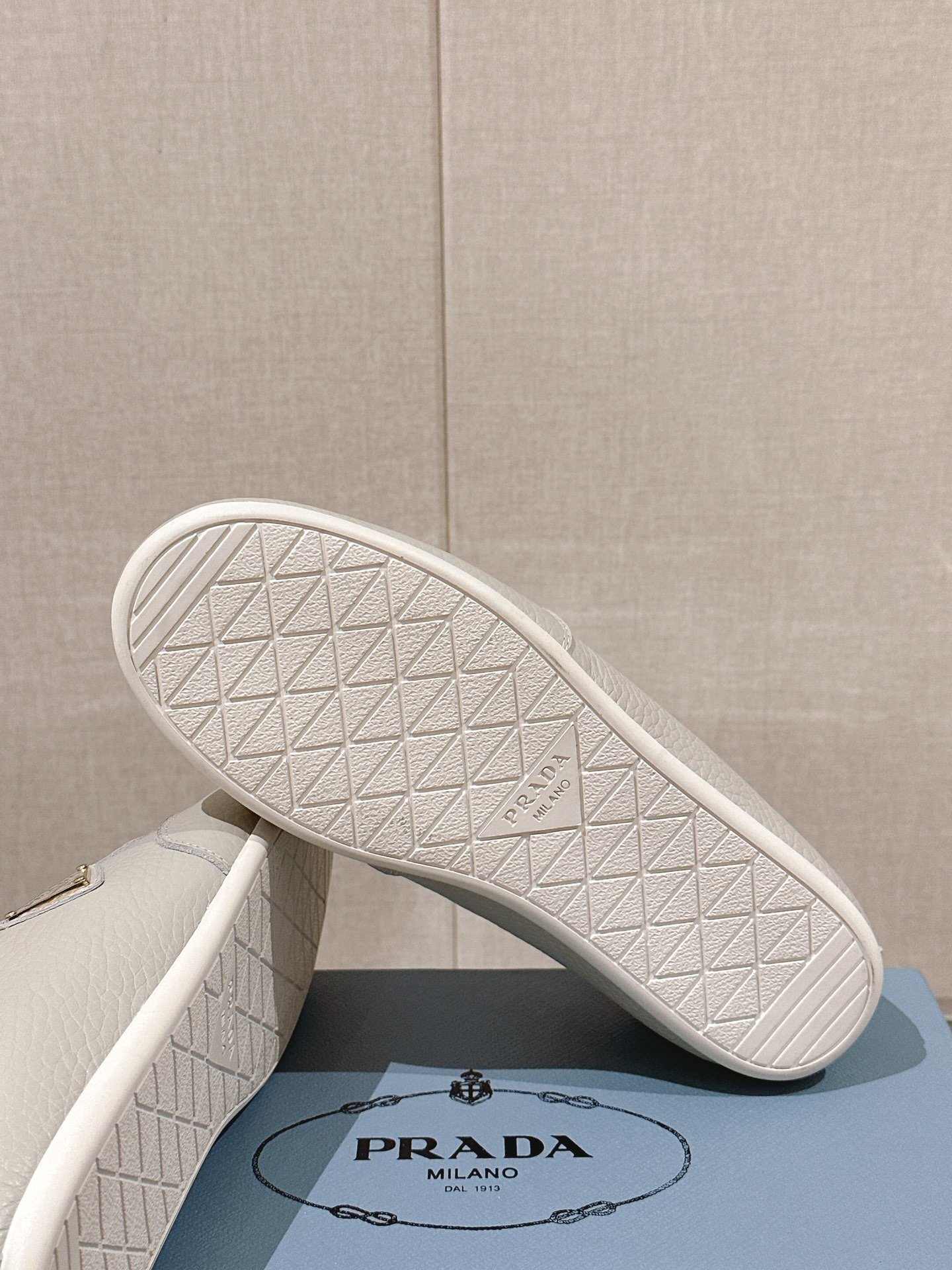 -24Ss新款Prad*三角标阿甘运动休闲鞋这款精致的运动鞋线条流畅将运动活力与极简线条融为一体表现当代