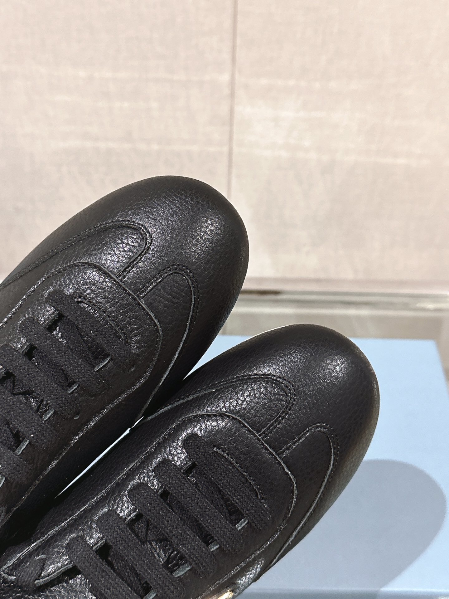 -24Ss新款Prad*三角标阿甘运动休闲鞋这款精致的运动鞋线条流畅将运动活力与极简线条融为一体表现当代