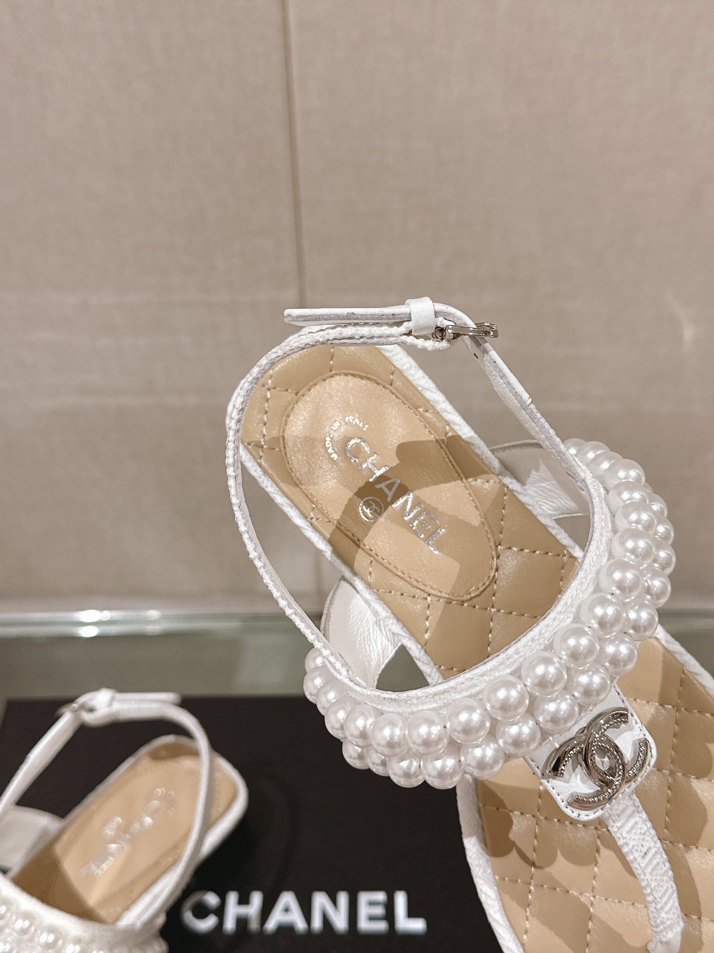 -Chane*小香珍珠夹脚人字凉鞋这款适用于任何场合的凉鞋可以穿出来的气质满屏高级感！轻松搭配各种风格造