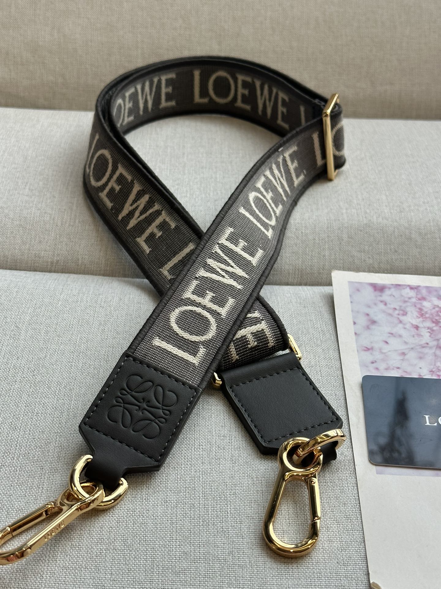 NO:179069,Anagram Jacquard double-sided embroidered shoulder straps Chocolate color No.1667' Spot earth green new product Shoulder strap length - 40mm (adjustment length), super grade Luo Yiwei, loewe19860909Anagram 提花双面刺绣肩带 巧克力色No.1667' 现货土绿新品 肩带长度-40mm（调节长度）,特级罗意威,loewe,Bag