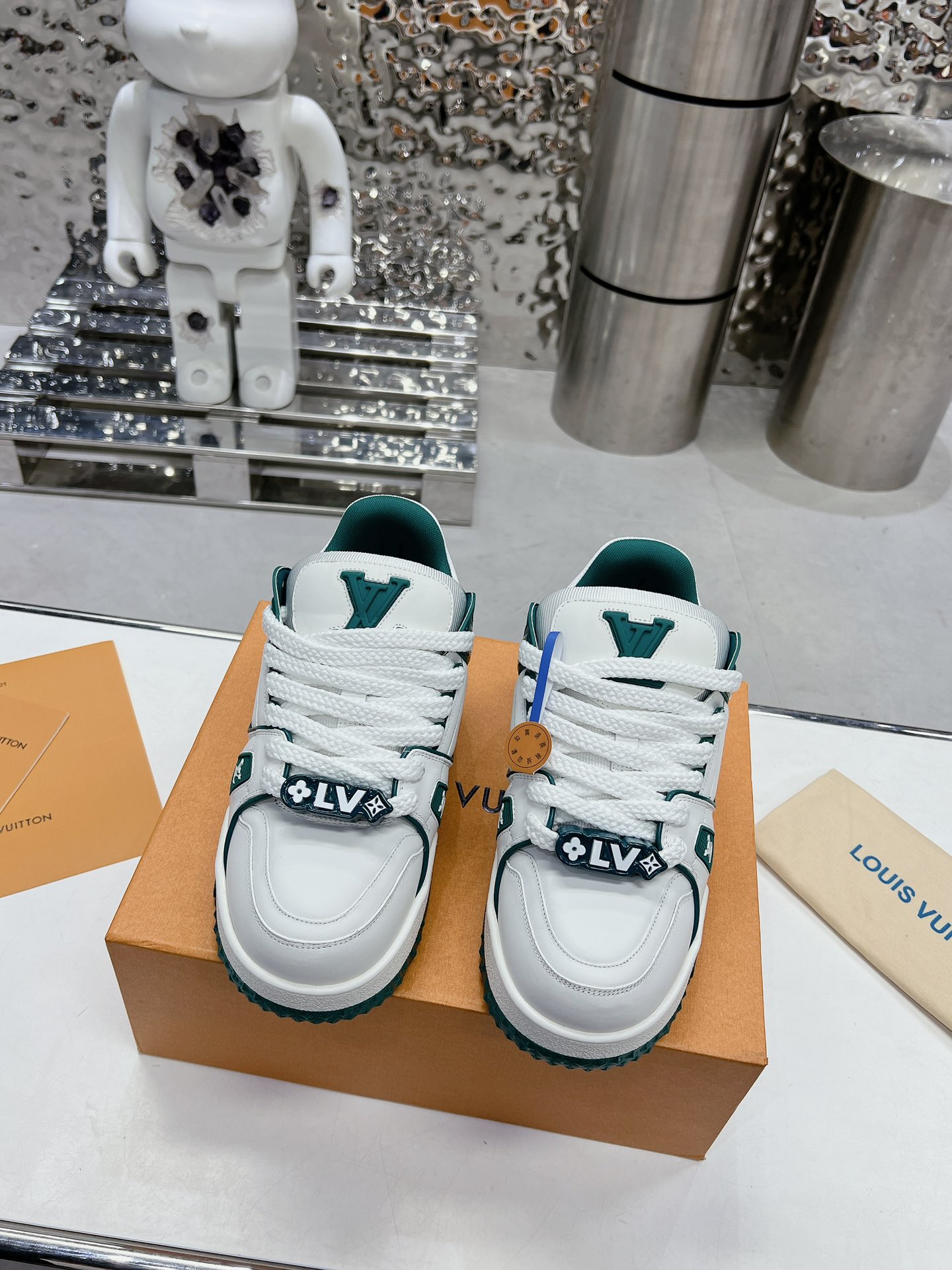 NO:235363,(Upgrade the top version)!  Lv. Early spring couples, the new trainer 2 generation fat den shoes are unveiled!  The new shoe model has not changed much in the upper design!  Instead, the shoe shape becomes larger and wider, thicker, and the shoe tongue becomes larger and replaces the original visual effect. The model opening cartoon digital mold enriches the entire shoe shape and is more unique!  Women's size 35-40 Men's size 39-45, casual shoes/sports shoes, louis vuitton, sneakers19860909(升级顶级版本)！Lv .早春情侣款,全新trainer2代胖丁鞋亮相！ 新款鞋型在鞋面设计上并没有太大的改动！而是鞋型变得更大更宽,更厚以及鞋舌变大取替原有的视觉效果,开模卡通数字模具,丰富整个鞋型,更加别具一格！女码数35-40 男码39-45,休闲鞋/运动鞋,louis vuitton,sneakers,Women's Shoes