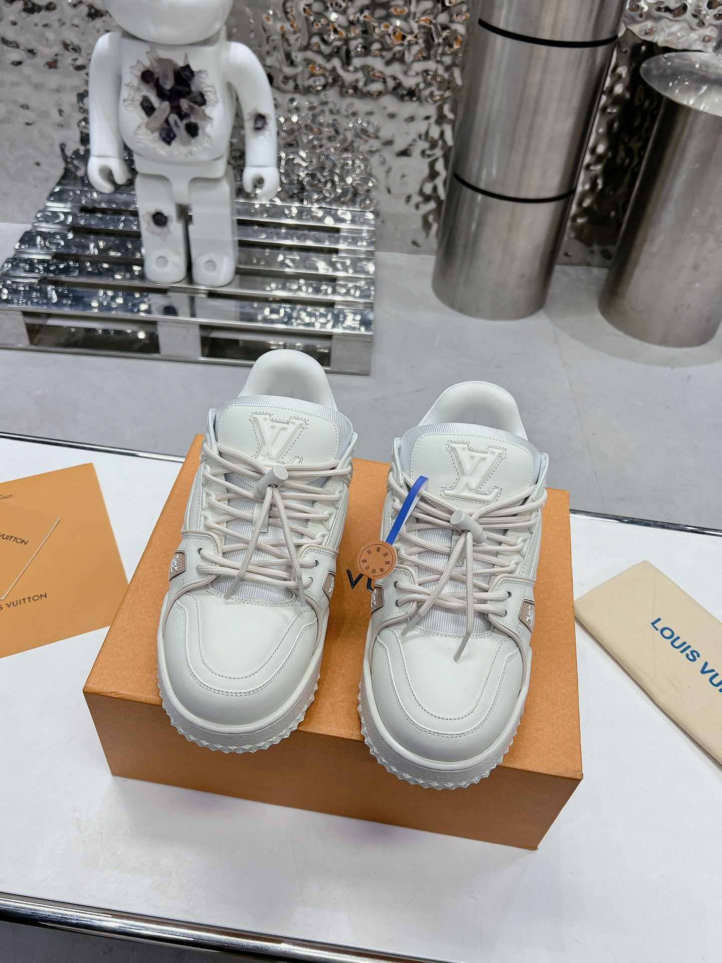 NO:235421,(Upgrade the top version)!  Lv 2025 early spring couple model, the new trainer 2 generation fat den shoes are unveiled!  The new shoe model has not changed much in the upper design!  Instead, the shoe shape becomes larger and wider, thicker, and the shoe tongue becomes larger and replaces the original visual effect. The model opening cartoon digital mold enriches the entire shoe shape and is more unique!  Women's size 35-40 Men's size 39-45, casual shoes/sports shoes, louis vuitton, sneakers19860909(升级顶级版本)！Lv 2025早春情侣款,全新trainer2代胖丁鞋亮相！ 新款鞋型在鞋面设计上并没有太大的改动！而是鞋型变得更大更宽,更厚以及鞋舌变大取替原有的视觉效果,开模卡通数字模具,丰富整个鞋型,更加别具一格！女码数35-40 男码39-45,休闲鞋/运动鞋,louis vuitton,sneakers,Women's Shoes