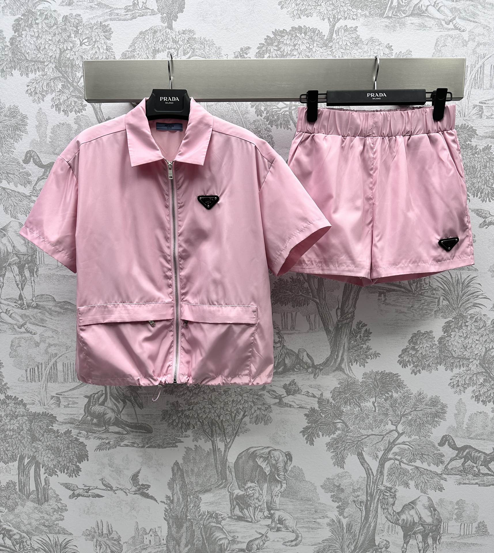 NO:696597,Prad* new product on the shelves pocket nylon shorts suit customized YB imported exclusive environmentally friendly nylon material, crisp and stylish texture, development of fabric accessories, lapel short-sleeved jacket, zipper design, easy to put on and take off, casual shorts hem with the same triangle logo, complete set of upper body, coordinated and fashionable, high version 2 colors, prada, shorts, jackets & coats, T-shirt,19860909Prad*新品上架口袋尼龙短裤套装定制YB进口专属环保尼龙材质 质感挺括有型 面辅料开发 翻领短袖外套 沿用拉链设计 便捷穿脱 休闲短裤下摆同样三角标呼应 成套上身 协调时髦   高版本2色,,prada,shorts,jackets & coats,T-shirt,,Women's clothing