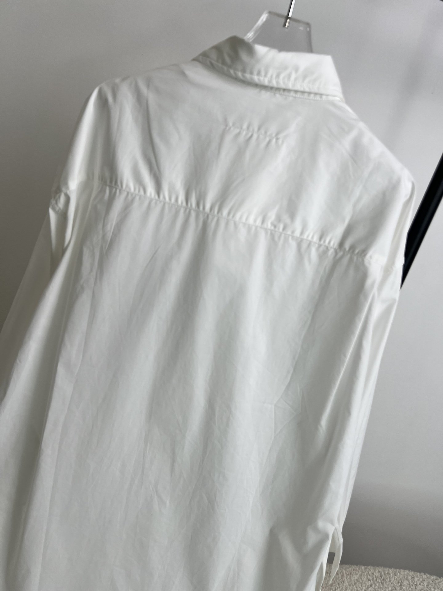 新款️！马吉拉纯色阔版衬衣一件一年四季都可以搭配的单品简约简单大气奶呼呼温柔的白色蓝色前短后长的设计任何