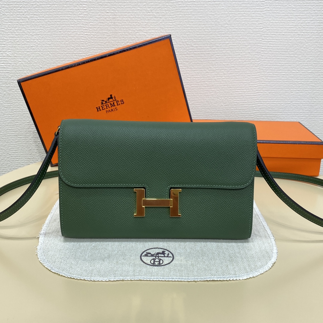 NO:698550,British green gold buckle Kangkang Woc crossbody bag, esom leather, shoulder strap, 12 card slots, 2 banknote pockets, 1 central zipper coin purse, 1 front pocket, 1 back pocket. Size 20.5*13*2cm (length, width and height), Hermes, hermes, wallets, satchels, crossbody bags, Hermes,19860909英国绿金扣 康康woc斜挎包,esom皮,有肩带,12个卡槽,2个钞票口袋,1个中央拉链零钱包,1个前袋,1个后袋. 尺寸20.5*13*2cm（长宽高）,爱马仕,hermes,wallets,satchels,crossbody bags,Hermes,,Bag