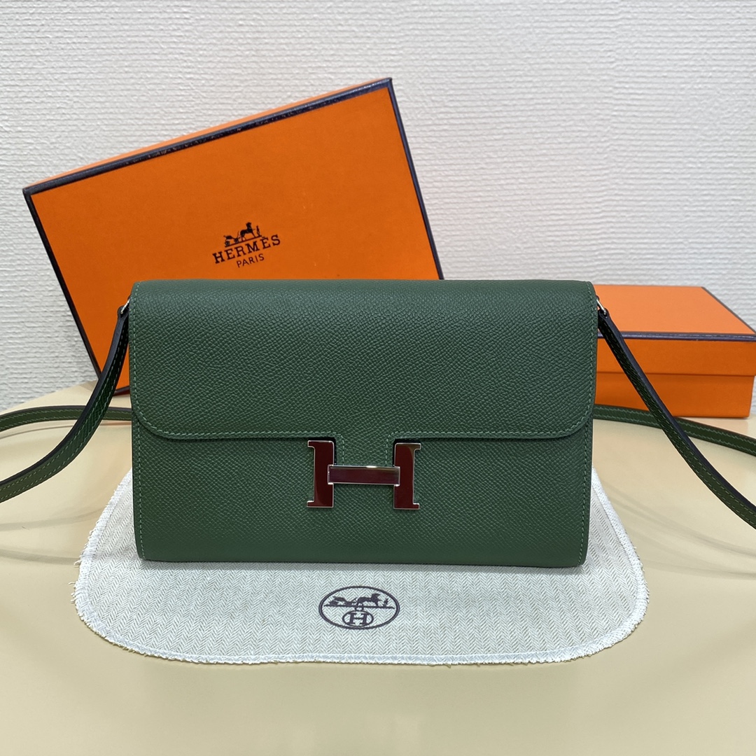 NO:698546,British green silver buckle Kangkangwoc crossbody bag, esom leather, shoulder strap, 12 card slots, 2 banknote pockets, 1 central zipper coin purse, 1 front pocket, 1 back pocket. Size 20.5*13*2cm (length, width and height), Hermes, hermes, wallets, satchels, crossbody bags, Hermes,19860909英国绿银扣 康康woc斜挎包,esom皮,有肩带,12个卡槽,2个钞票口袋,1个中央拉链零钱包,1个前袋,1个后袋. 尺寸20.5*13*2cm（长宽高）,爱马仕,hermes,wallets,satchels,crossbody bags,Hermes,,Bag