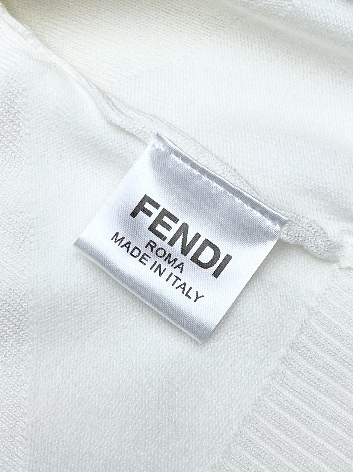 Fend*24ss新款毛衣针织短袖超经典设计简约没有任何多余累赘感衣橱不可缺少的一件百搭单品采用优质羊毛