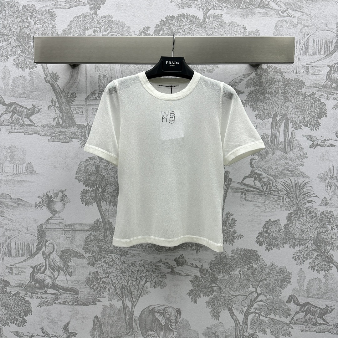 NO:696593,Alexanderwan* new product launch round neck colored diamond short-sleeved top customized YB imported material Thin material preferred in summer Integrated silver thread Full of quality Classic colored diamond brand letters decorate the chest High-end loose and full face accessories development Slim-fitting tailoring19860909Alexanderwan*新品上架圆领彩钻短袖上衣定制YB进口材质 轻薄材质 夏天首选 银线融入 品相十足 经典彩钻品牌字母装饰胸前 高级松弛拉满 面辅料开发 修身版型剪裁 上身穿搭薄如蝉翼 质感十足 日常通勤都   高版本3色,,T-shirt,,Women's clothing