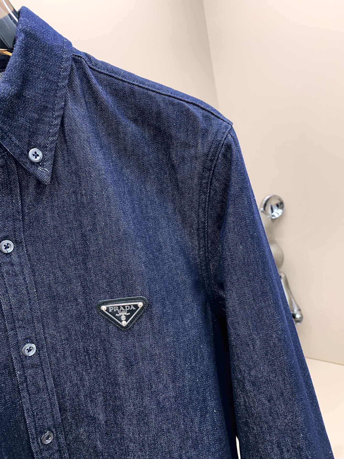 PRA春夏新款原色密织牛仔棉布翻领衬衣，男女同款经典三角标徽章贴饰时尚休闲长袖衬衫外套！贸易公司渠道稀出