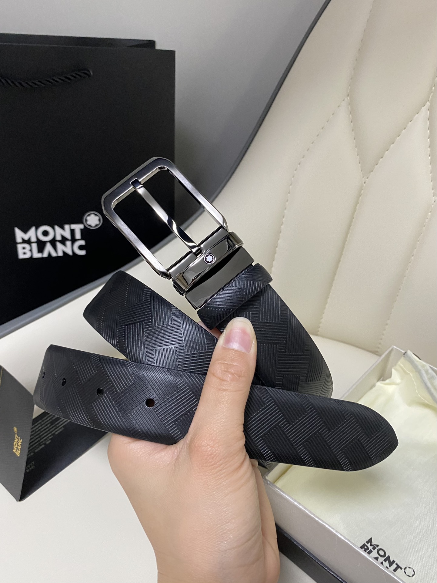 Montblanc万宝龙宽3.5cm采用头层牛皮精品针式扣头自由裁剪商务休闲皮带