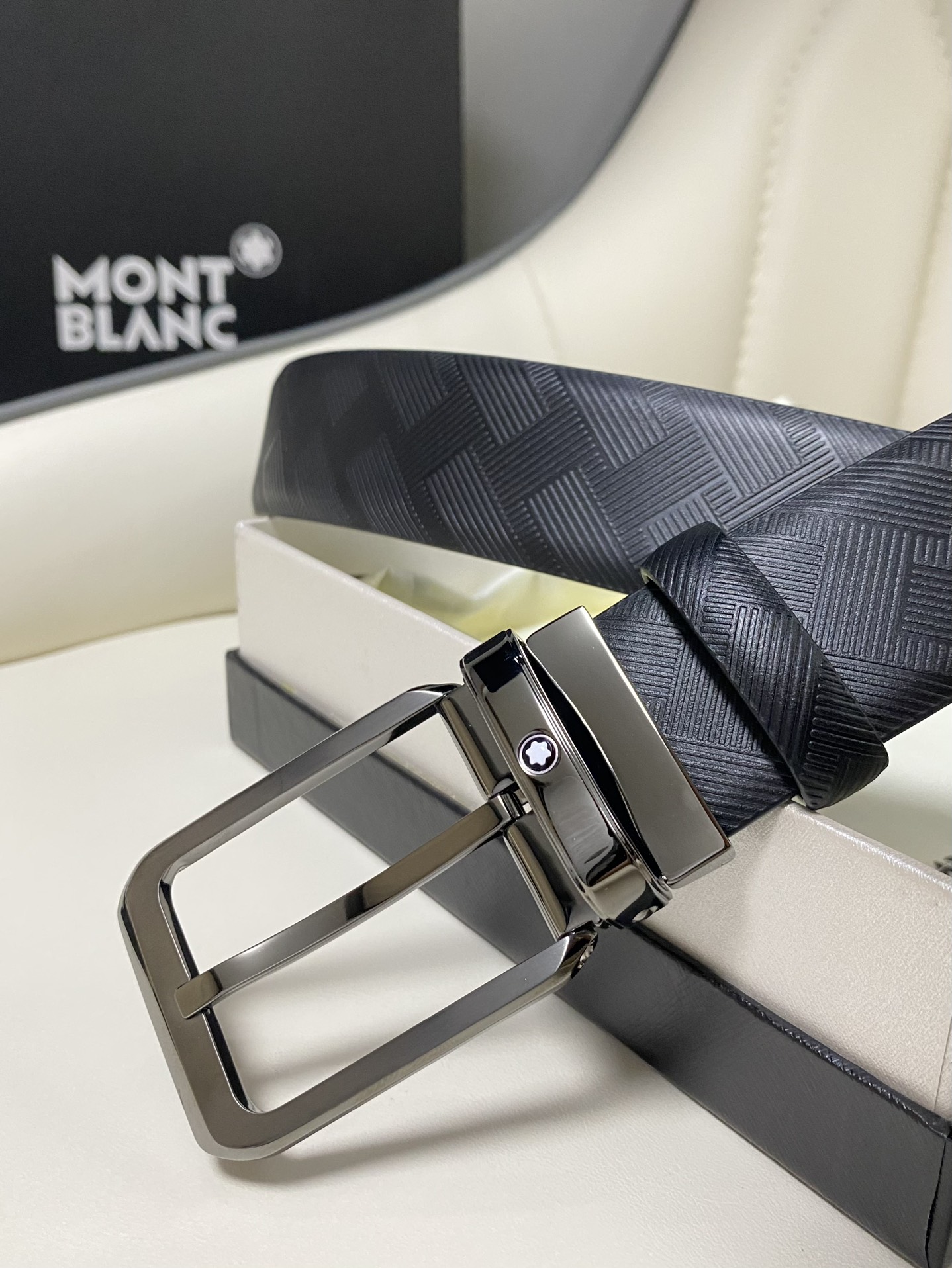 Montblanc万宝龙宽3.5cm采用头层牛皮精品针式扣头自由裁剪商务休闲皮带