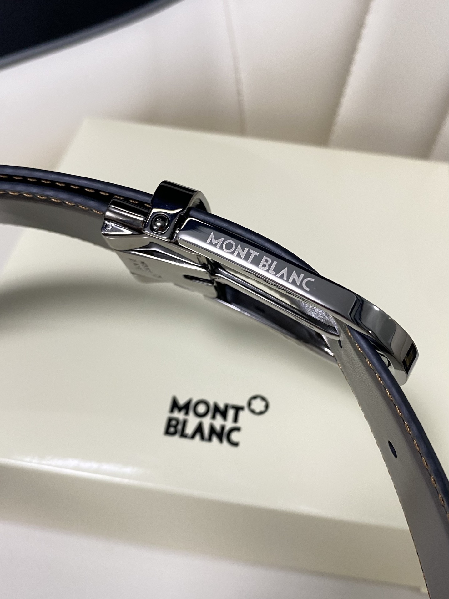 Montblanc万宝龙宽3.5cm采用头层牛皮精品针式扣头自由裁剪商务休闲皮带