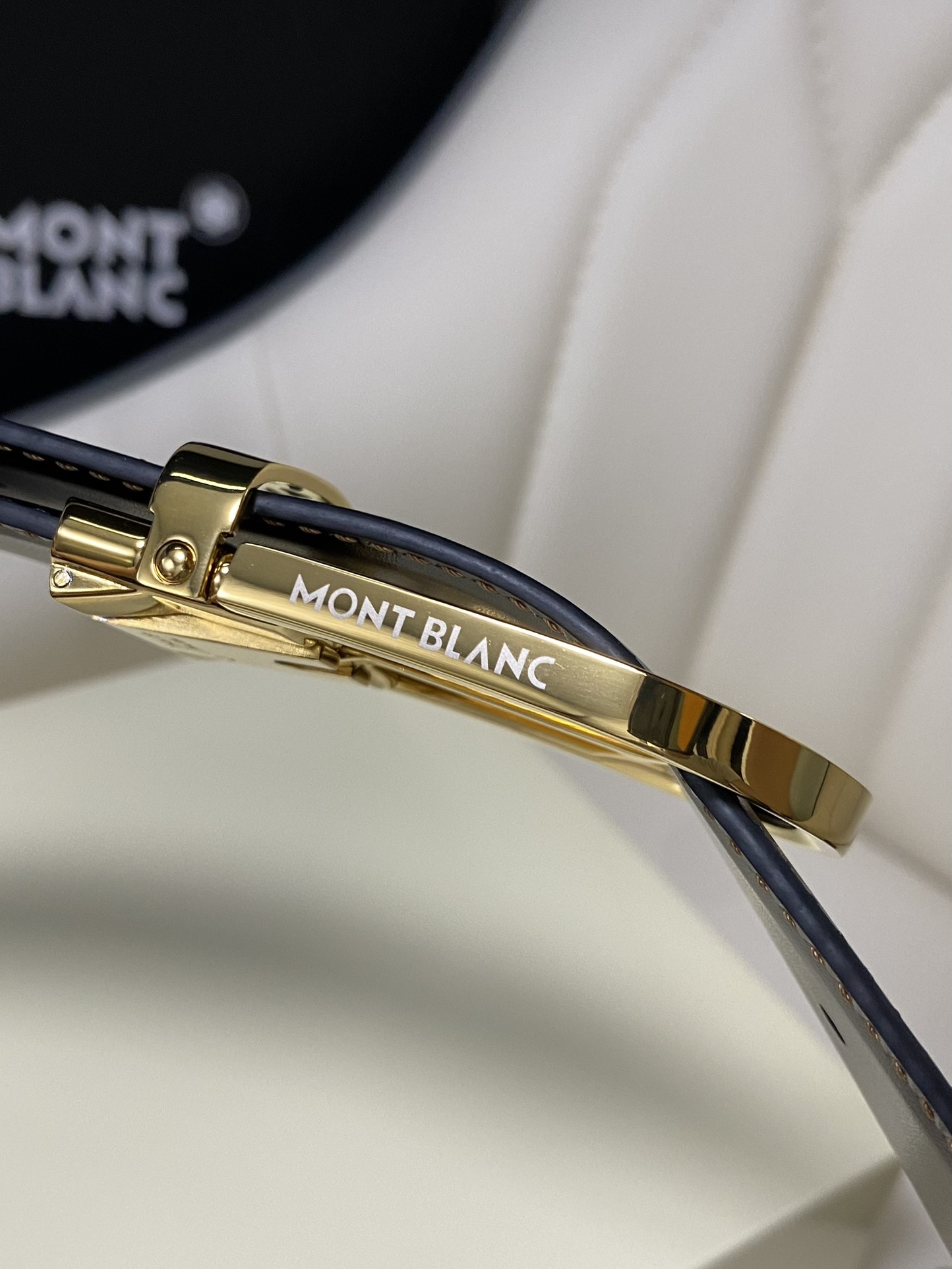 Montblanc万宝龙宽3.5cm采用头层牛皮精品针式扣头自由裁剪商务休闲皮带