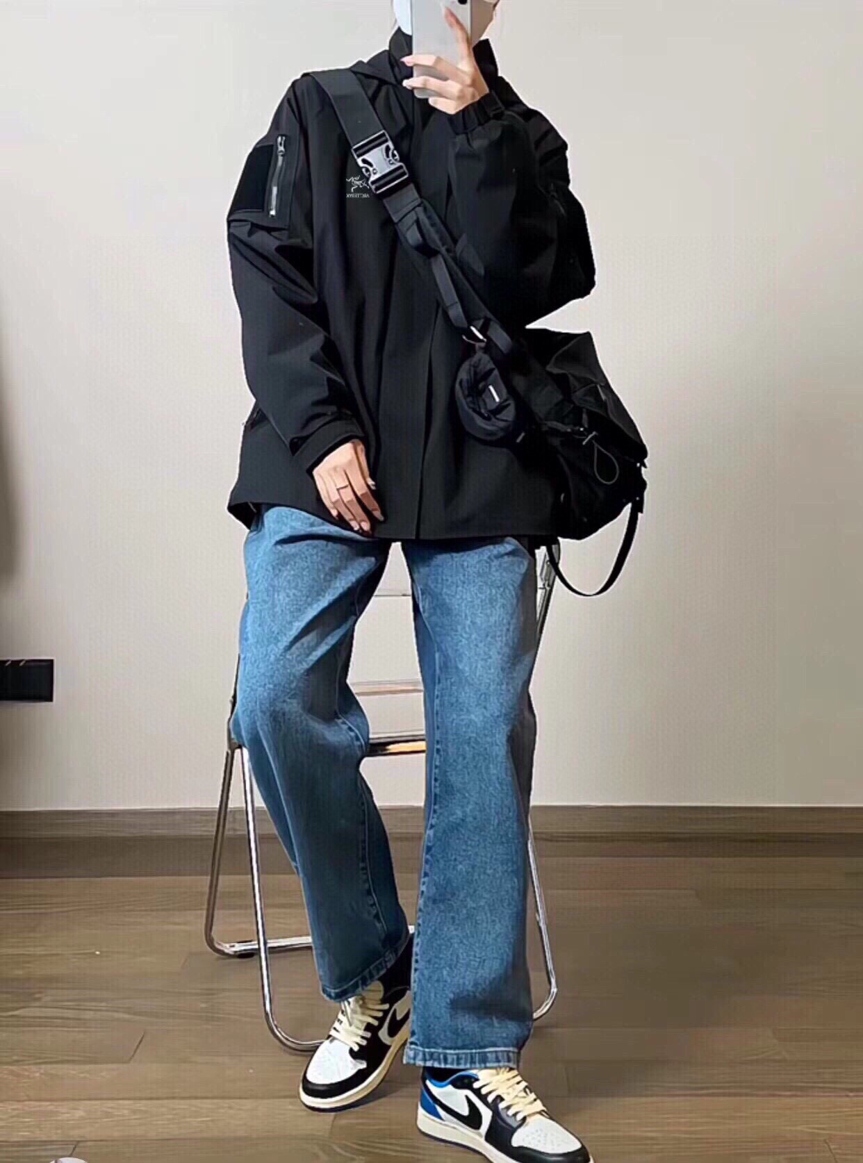💰130
始祖鸟秋季新款连帽冲锋衣外套,鸟家户外经典外套,舒适保暖百搭不拘束,秋季出行必备百搭神器🔥
初秋一定闭眼入的百搭单品,面料已做防水涂层 防水防风,采用连帽双门襟拉链设计,帽子可拆卸,可立领可连帽,风格百搭,胸前经典简约小logo设计,轻松好驾驭 上身帅气百搭,朋友们闭眼入 不必对比其他,入手绝对惊喜! 做工精致,细节到位,三标齐全,诚意满满
颜色:黑色
胸围 衣长 肩宽
M 108 68 50
L 112 70 52
XL 116 72 54
XXL. 120 74 56
3xl 124 76 58
⚠️手工误差1到2cm,以实物为准
M适合身高155-165体重100斤以内
L适合身高165-170体重100-125斤
XL适合身高170-175体重130-155斤
XXl适合身高175-185体重160-180斤
3XL适合身高180-190体重180-200斤
【20811-2364】