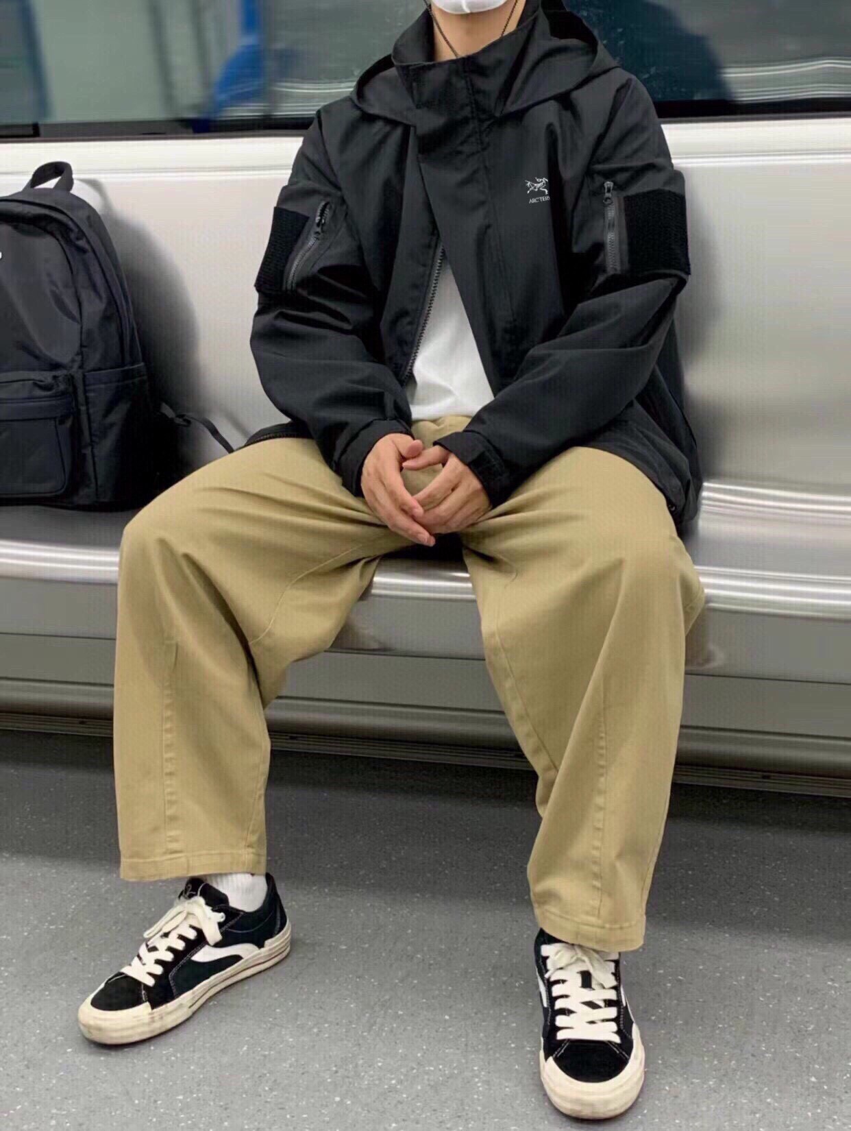 💰130
始祖鸟秋季新款连帽冲锋衣外套,鸟家户外经典外套,舒适保暖百搭不拘束,秋季出行必备百搭神器🔥
初秋一定闭眼入的百搭单品,面料已做防水涂层 防水防风,采用连帽双门襟拉链设计,帽子可拆卸,可立领可连帽,风格百搭,胸前经典简约小logo设计,轻松好驾驭 上身帅气百搭,朋友们闭眼入 不必对比其他,入手绝对惊喜! 做工精致,细节到位,三标齐全,诚意满满
颜色:黑色
胸围 衣长 肩宽
M 108 68 50
L 112 70 52
XL 116 72 54
XXL. 120 74 56
3xl 124 76 58
⚠️手工误差1到2cm,以实物为准
M适合身高155-165体重100斤以内
L适合身高165-170体重100-125斤
XL适合身高170-175体重130-155斤
XXl适合身高175-185体重160-180斤
3XL适合身高180-190体重180-200斤
【20811-2364】