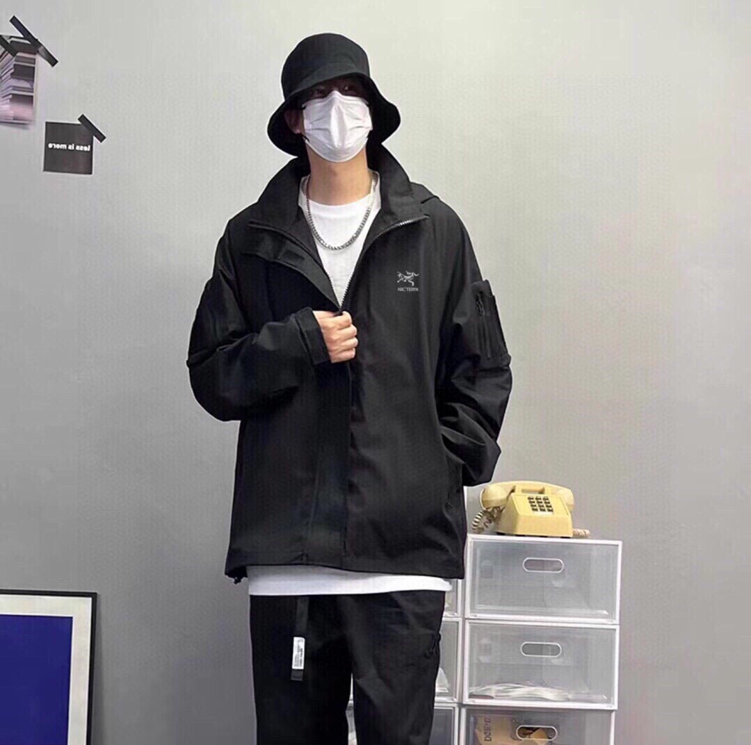💰130
始祖鸟秋季新款连帽冲锋衣外套,鸟家户外经典外套,舒适保暖百搭不拘束,秋季出行必备百搭神器🔥
初秋一定闭眼入的百搭单品,面料已做防水涂层 防水防风,采用连帽双门襟拉链设计,帽子可拆卸,可立领可连帽,风格百搭,胸前经典简约小logo设计,轻松好驾驭 上身帅气百搭,朋友们闭眼入 不必对比其他,入手绝对惊喜! 做工精致,细节到位,三标齐全,诚意满满
颜色:黑色
胸围 衣长 肩宽
M 108 68 50
L 112 70 52
XL 116 72 54
XXL. 120 74 56
3xl 124 76 58
⚠️手工误差1到2cm,以实物为准
M适合身高155-165体重100斤以内
L适合身高165-170体重100-125斤
XL适合身高170-175体重130-155斤
XXl适合身高175-185体重160-180斤
3XL适合身高180-190体重180-200斤
【20811-2364】
