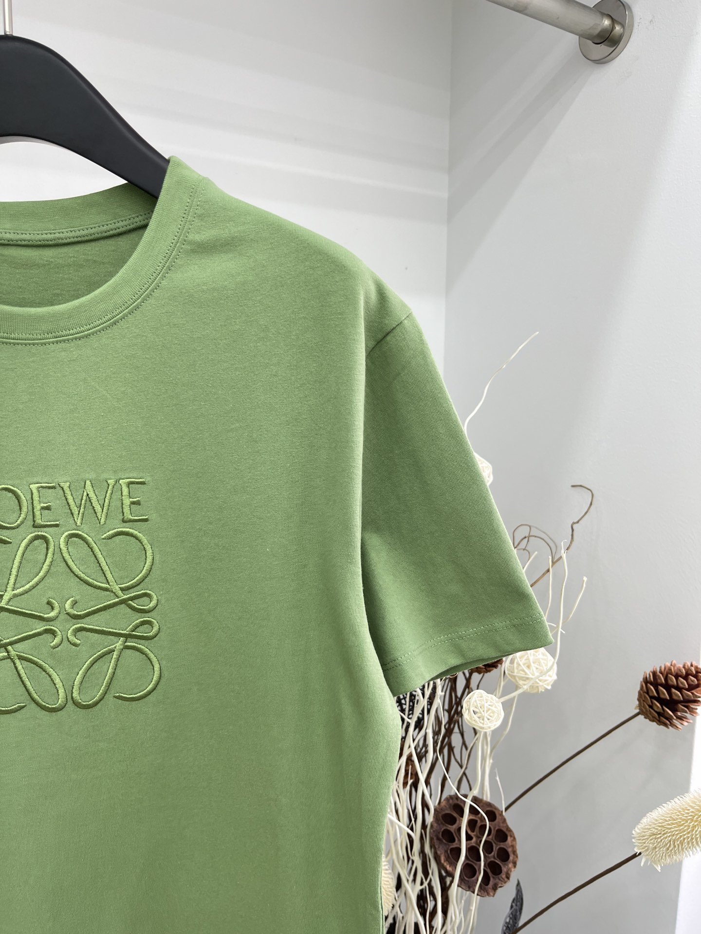 4/爆款现货原版订制Loew*24春夏新品短袖T恤采用纯色棉质平纹针织面料制作经典洗水工艺常规版型饰有品